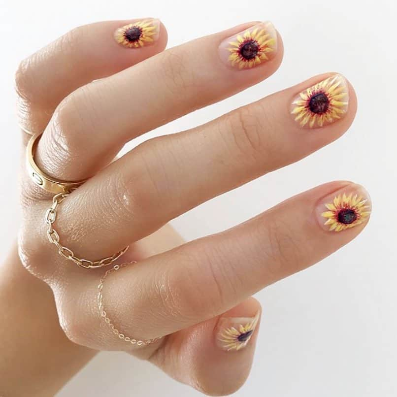 Harper's BAZAARさんのインスタグラム写真 - (Harper's BAZAARInstagram)「If you’re not ready to update your spring wardrobe just yet you could certainly give your nails a spring makeover. Tap the link in bio for the best new gel manicure ideas.  #regram @betina_goldstein」4月11日 22時35分 - harpersbazaarus