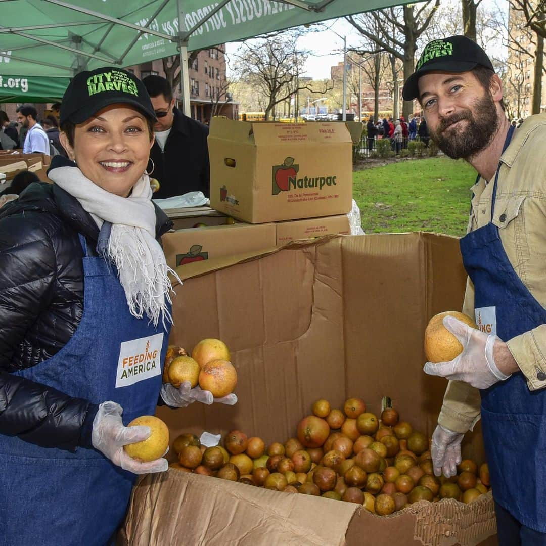 ライアン・エゴールドさんのインスタグラム写真 - (ライアン・エゴールドInstagram)「Absolute joy to volunteer with @feedingamerica @cityharvestnyc These hero organizations rescue and distribute produce and food to families in need. So many of us, certainly including myself, take for granted the fact that we have access to and can afford food. If we all help a little bit it’s a lot. And it really is a good time 🙌 💛」4月11日 22時44分 - ryaneggold