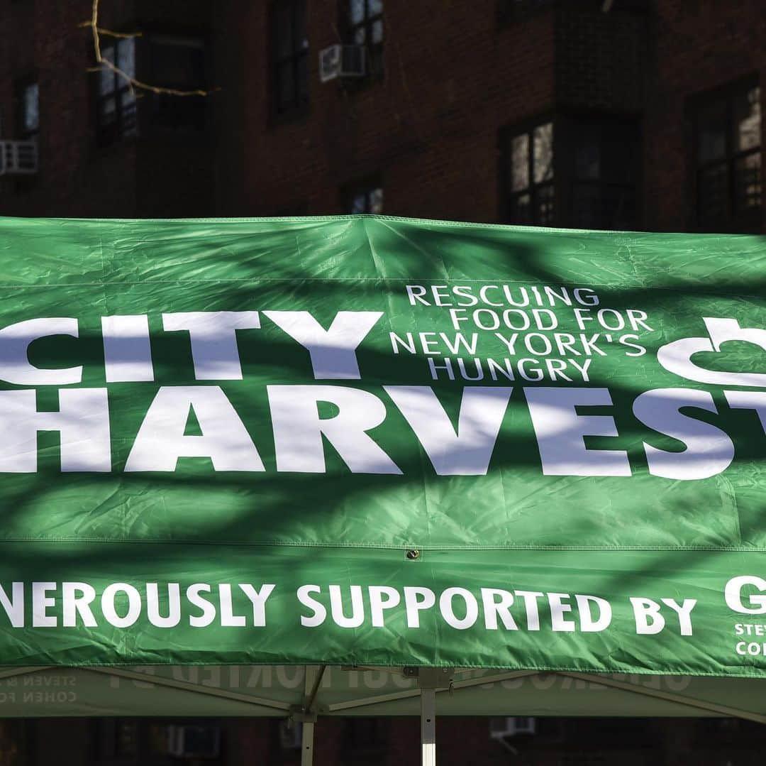 ライアン・エゴールドさんのインスタグラム写真 - (ライアン・エゴールドInstagram)「Absolute joy to volunteer with @feedingamerica @cityharvestnyc These hero organizations rescue and distribute produce and food to families in need. So many of us, certainly including myself, take for granted the fact that we have access to and can afford food. If we all help a little bit it’s a lot. And it really is a good time 🙌 💛」4月11日 22時44分 - ryaneggold