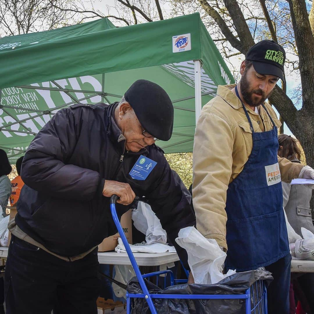 ライアン・エゴールドさんのインスタグラム写真 - (ライアン・エゴールドInstagram)「Absolute joy to volunteer with @feedingamerica @cityharvestnyc These hero organizations rescue and distribute produce and food to families in need. So many of us, certainly including myself, take for granted the fact that we have access to and can afford food. If we all help a little bit it’s a lot. And it really is a good time 🙌 💛」4月11日 22時44分 - ryaneggold