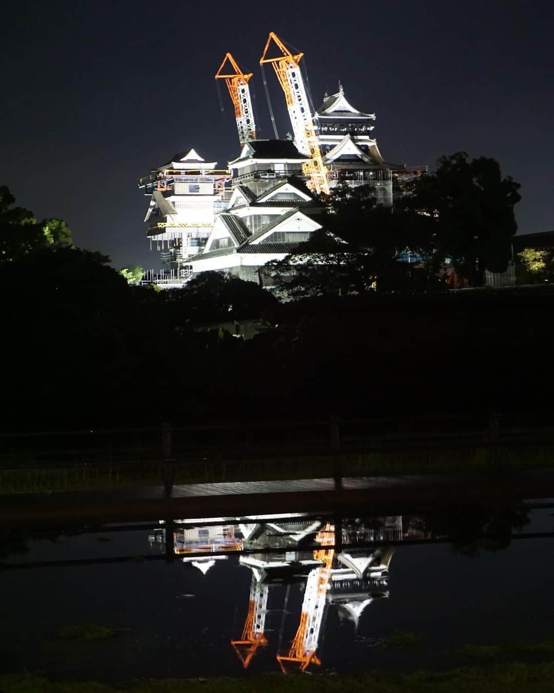 熊本城さんのインスタグラム写真 - (熊本城Instagram)「#熊本城 終夜 #ライトアップ  #熊本 #地震 から3年を迎えるにあたり、以下の予定で熊本城ライトアップを終夜実施いたします。  日時：4月14日（日）日没～4月15日（月）日の出まで 　4月15日（月）日没～4月16日（火）日の出まで #kumamotocastle #kumamoto #castle #japan #japantrip #熊本城フォトコンテスト」4月11日 22時44分 - kumamoto_castle