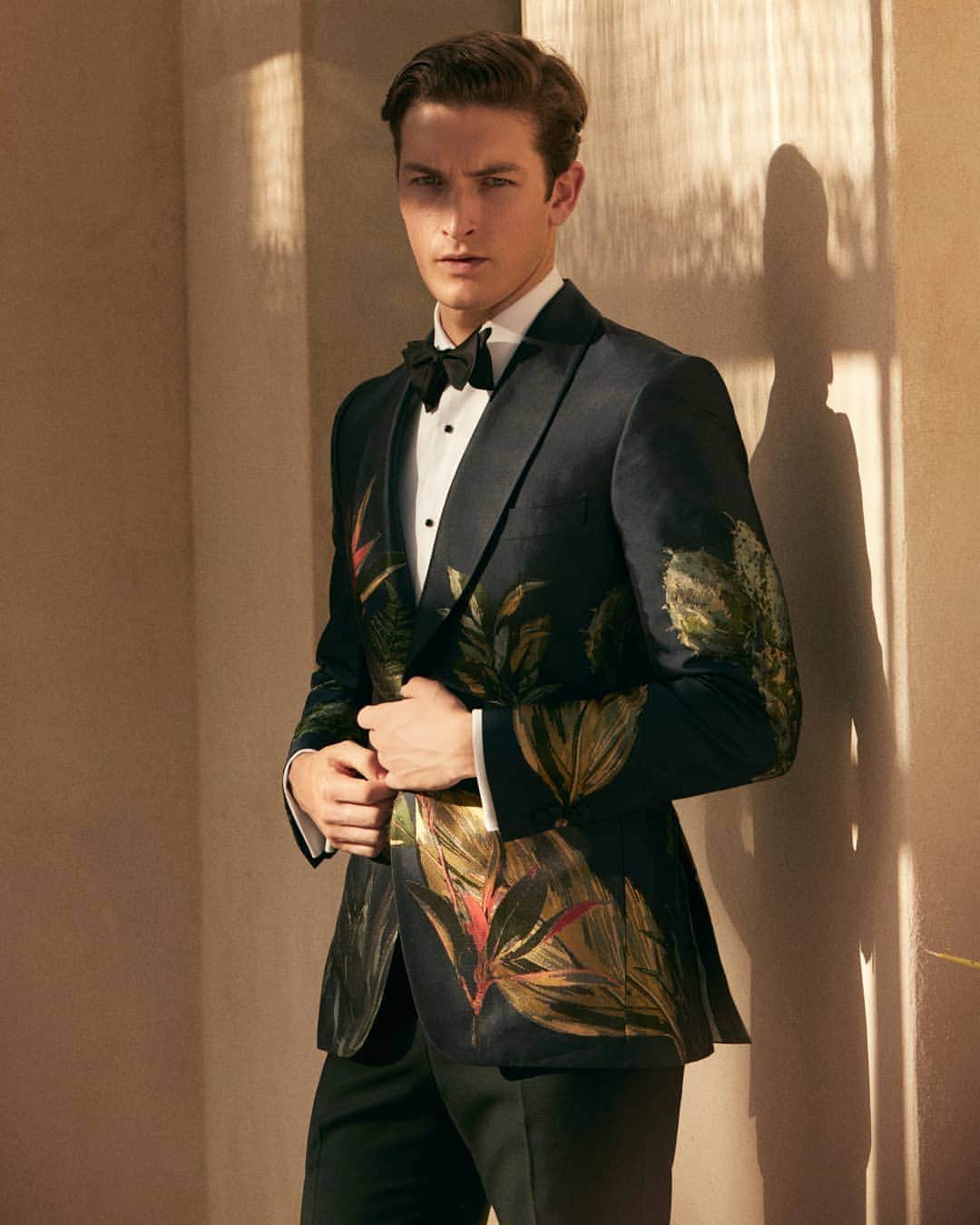 ギーブス&ホークスのインスタグラム：「Made in England | Pure silk evening jacket with a tropical cactus and aloe jacquard. Hand-tailored from English-woven silk with shawl lapels and covered buttons. Shop the Age of Exploration at www.gievesandhawkes.com #formalwear #gievesandhawkes #ss19 #ageofexploration #bespoke」