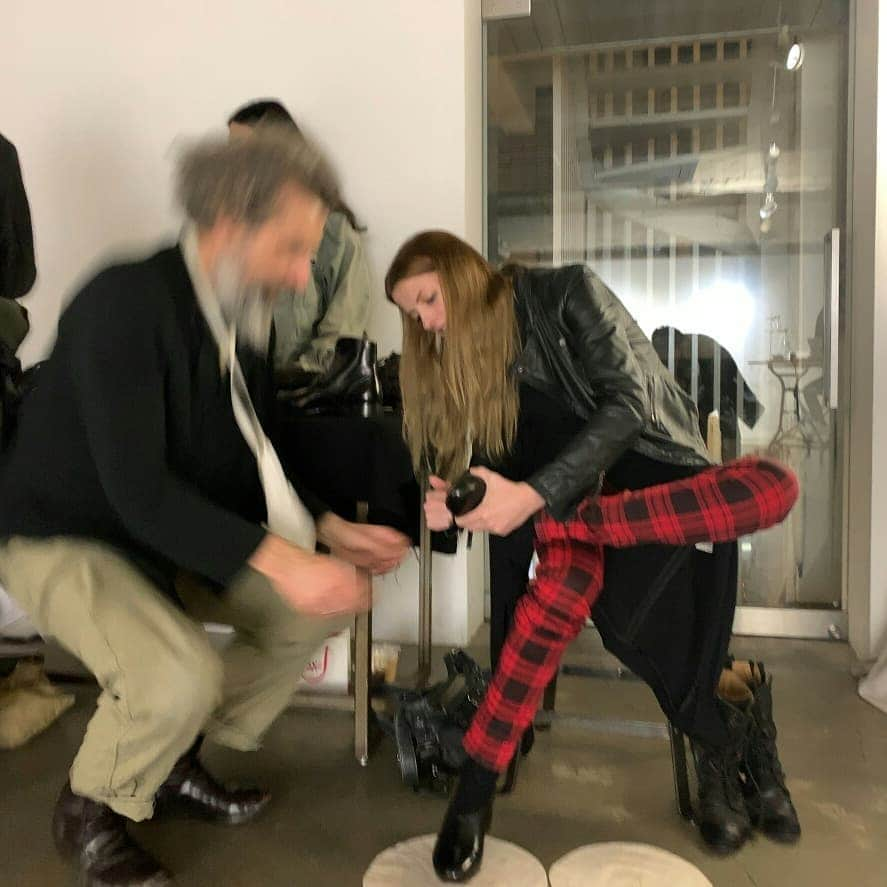 アナンダ・ジェイコブズさんのインスタグラム写真 - (アナンダ・ジェイコブズInstagram)「So I met legendary shoe designer Maurizio Altieri, who happened to be in town working on some very creative stuff - and then he said, why not try these on? They're called the egg shoes, and you have to kind of float in them as you find your point of balance. After some impromptu shoe modeling/dancing I found myself brainstorming with him what might improve the design for next time. Such a fun soul - thanks @emiryusei! #maurizioaltieri #carpediem #altieri #fashion #shoes #leathershoes #designer #model #italiandesign #floating #eggshoes #tiptoe #plaid」4月11日 22時40分 - ananda_jacobs_