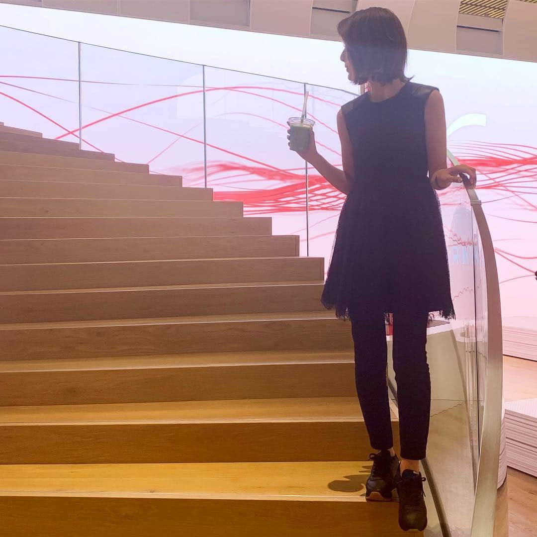 梅野舞さんのインスタグラム写真 - (梅野舞Instagram)「SHISEIDO GLOBAL INNOVATION CENTER：S/PARK  OPENING PREVIEW へ  異なる文化が交流する横浜の港を望む 横浜みなとみらい21地区に 「資生堂グローバルイノベーションセンター」 呼称を「S/PARK（エスパーク）」とし “都市型オープンラボ”として国内外の最先端研究機関や異業種などから集約した多様な知見・情報・テクノロジーを融合し、これまでにないビューティーの価値を創造していくことのできる施設。 ＊美のラボ「S/PARK Beauty Bar」 ＊美と食の「S/PARK Cafe」 ＊美とスポーツの「S/PARK Studio」 ＊美と未来の「S/PARK Museum」  様々な角度から美を感じられる素晴らしい空間は美意識を刺激されます！  またゆっくり時間をかけて 体験体感したい♡♡ 世界初16Kモニターは 圧巻。  動物は実物大見たいだ🐘💖 #shiseidospark #資生堂#資生堂グローバルイノベーションセンター#エスパーク#都市型オープンラボ#ビューティー#beauty#美#ラボ#食#スポーツ#未来#16Kモニター#beautycare #beautygram #instabeauty #instagood」4月11日 23時05分 - mai.umeno