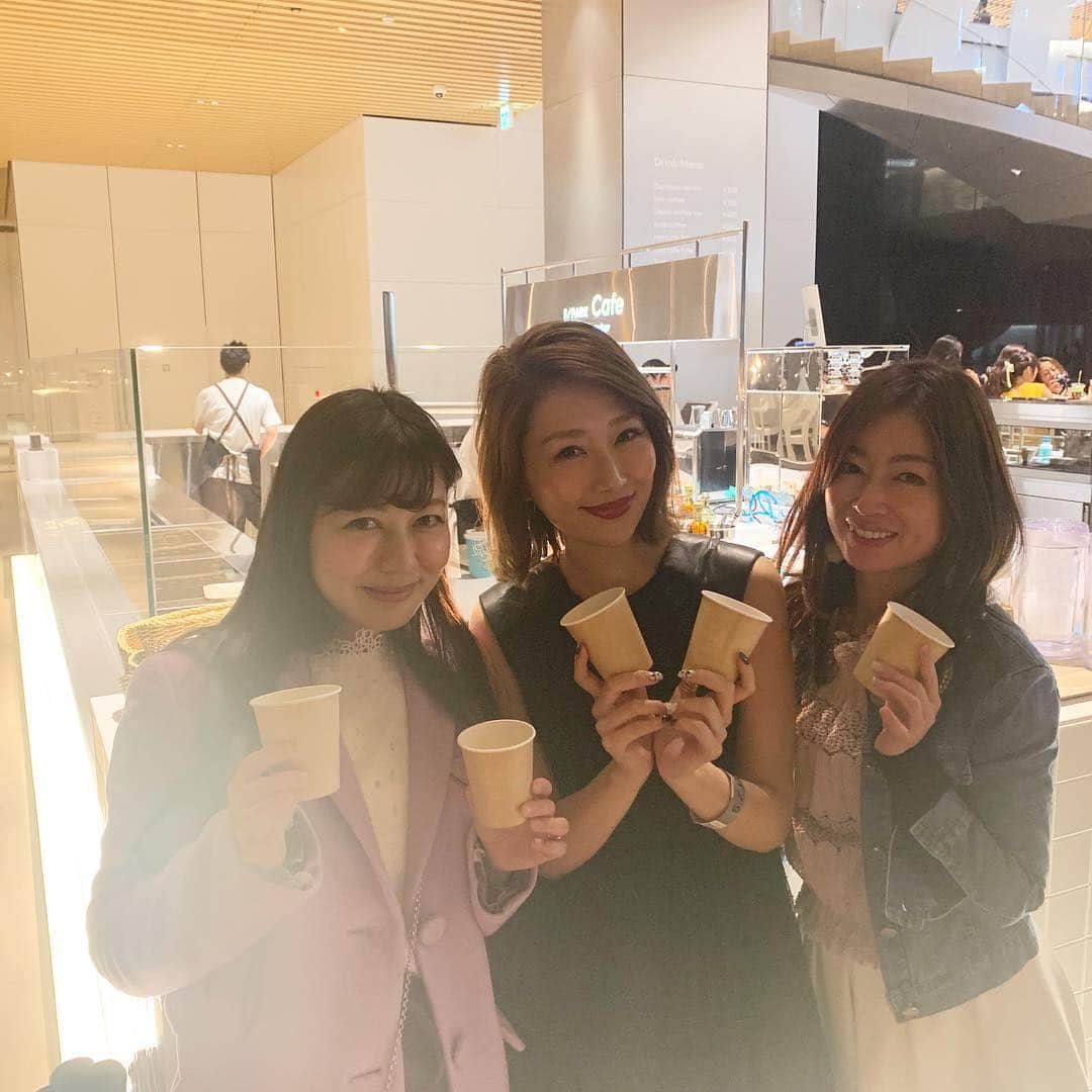 梅野舞さんのインスタグラム写真 - (梅野舞Instagram)「SHISEIDO GLOBAL INNOVATION CENTER：S/PARK  OPENING PREVIEW へ  異なる文化が交流する横浜の港を望む 横浜みなとみらい21地区に 「資生堂グローバルイノベーションセンター」 呼称を「S/PARK（エスパーク）」とし “都市型オープンラボ”として国内外の最先端研究機関や異業種などから集約した多様な知見・情報・テクノロジーを融合し、これまでにないビューティーの価値を創造していくことのできる施設。 ＊美のラボ「S/PARK Beauty Bar」 ＊美と食の「S/PARK Cafe」 ＊美とスポーツの「S/PARK Studio」 ＊美と未来の「S/PARK Museum」  様々な角度から美を感じられる素晴らしい空間は美意識を刺激されます！  またゆっくり時間をかけて 体験体感したい♡♡ 世界初16Kモニターは 圧巻。  動物は実物大見たいだ🐘💖 #shiseidospark #資生堂#資生堂グローバルイノベーションセンター#エスパーク#都市型オープンラボ#ビューティー#beauty#美#ラボ#食#スポーツ#未来#16Kモニター#beautycare #beautygram #instabeauty #instagood」4月11日 23時05分 - mai.umeno