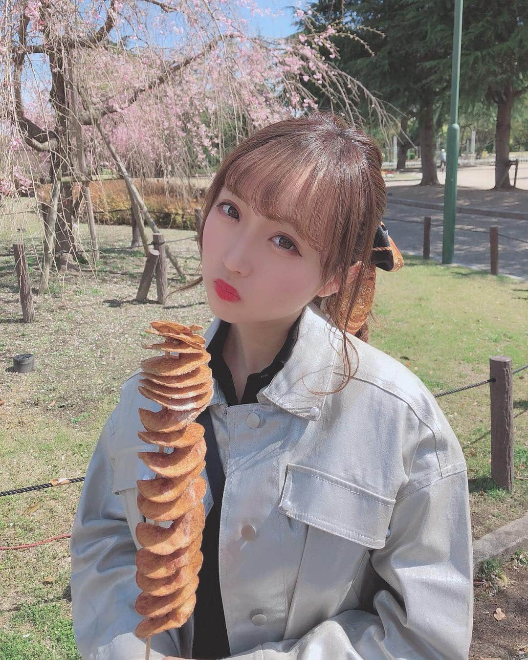 星野麻里愛さんのインスタグラム写真 - (星野麻里愛Instagram)「トルネードポテトが わたしはすきです。 皆様はお祭りで何を食べますか？  #トルネードポテト  #ポテト #お花見 #さくら #鶴間公園 #こうえん #snidel」4月11日 22時46分 - maria.pink28