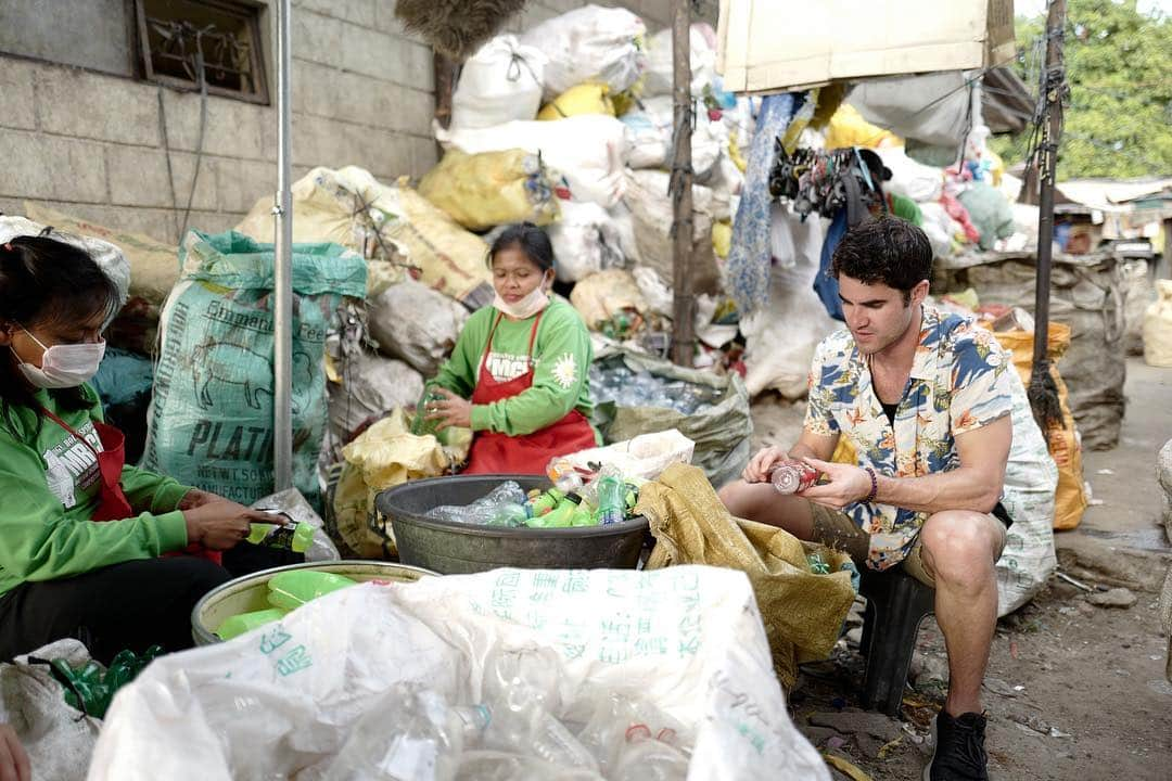 ダレン・クリスさんのインスタグラム写真 - (ダレン・クリスInstagram)「So let’s talk about waste management. Yeah, I know, it’s not a very sexy topic- but that’s exactly why it’s such a massive issue in so many parts of the world. So I decided to take a trip to the Philippines, a country close to my heart, with my friends from @glblctzn to learn specifically about metro Manila’s waste and sustainability challenges. I met a lot of inspiring people who have made incredible strides towards creating a cleaner, greener future, but the obstacles they face are still overwhelming.  I’m urging mayors in the Philippines to implement zero waste programs in their cities in partnership with their communities. A huge thanks to Mayor @lenlenoreta, who I met just last week, for committing already- now we need more Mayors to do the same. Join me and take action. (link in bio)  Mabuhay!」4月11日 22時51分 - darrencriss