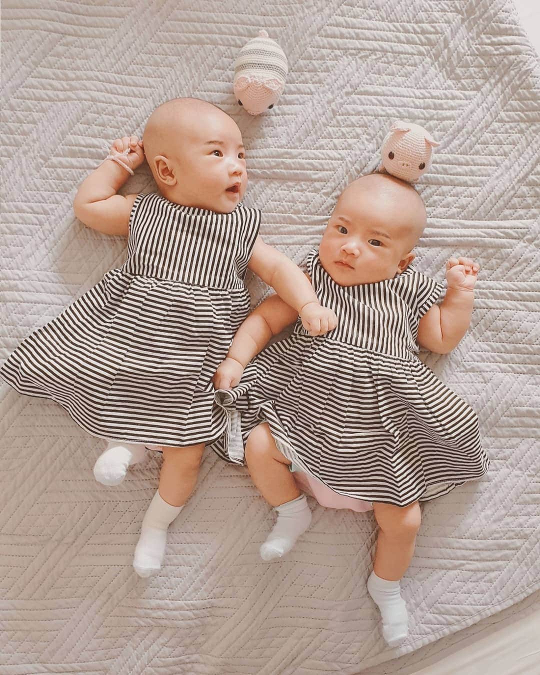 エリッサ・ヤマダのインスタグラム：「I have certainly been enjoying my new role as an aunt to @jessbebes (ok maybe a little bit too much, but how could I not?! They're too irresistible!! See their latest video on @jessbebes pls 😭♥️) . Anyway, the sweet little #Amigurumi Pigs (crochet dolls) are from @moonbaileys.crochet, which was created by my talented cousin, @briannahibikii, who taught herself by watching YouTube videos, researching online, and everything! 🐷🐷👏👏👏」
