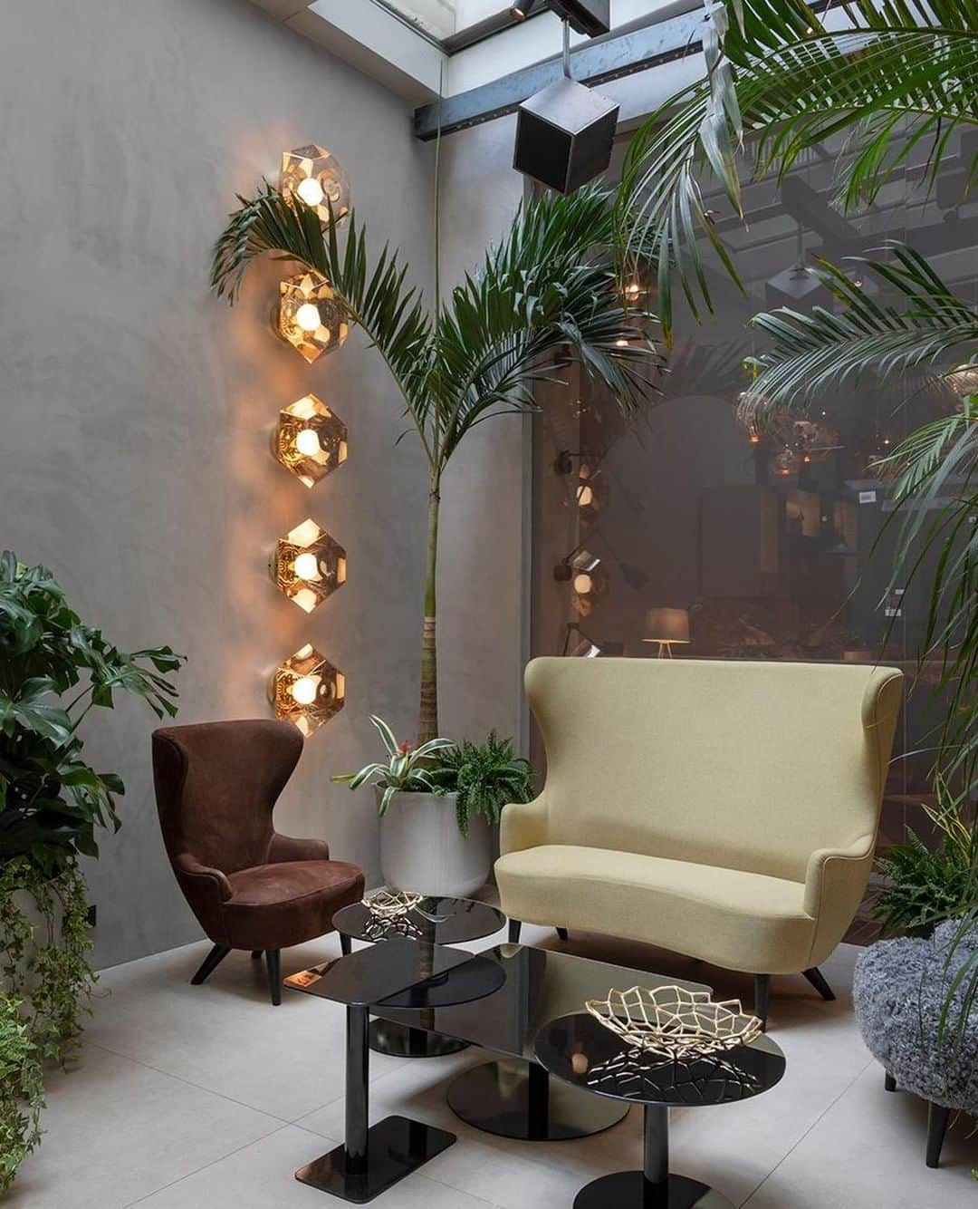 トム ディクソンさんのインスタグラム写真 - (トム ディクソンInstagram)「The Manzoni is ... gold and green in the gallery.⁣ ⁣ Featuring new FLASH tables in black, WINGBACK sofa and micro chair and CUT surface lights in gold. ⁣ ⁣ Our restaurant, showroom and shop is open for Milan Design Week. ⁣ Open Thurs-Sat 10-6 and Sun 10-4 then reopening in May.⁣ ⁣ ⁣ #tomdixon #themanzoni #milanogram #tomdixonMANZONI #fuorisalone #fuorisalone2019 #milan2019 #milandesignweek #milandesignweek2019 #tomdixonSPRING⁣ ⁣ @themanzoni by @tomdixonstudio's @design_research_studio with @jlk_ds #jlkds⁣」4月11日 23時01分 - tomdixonstudio