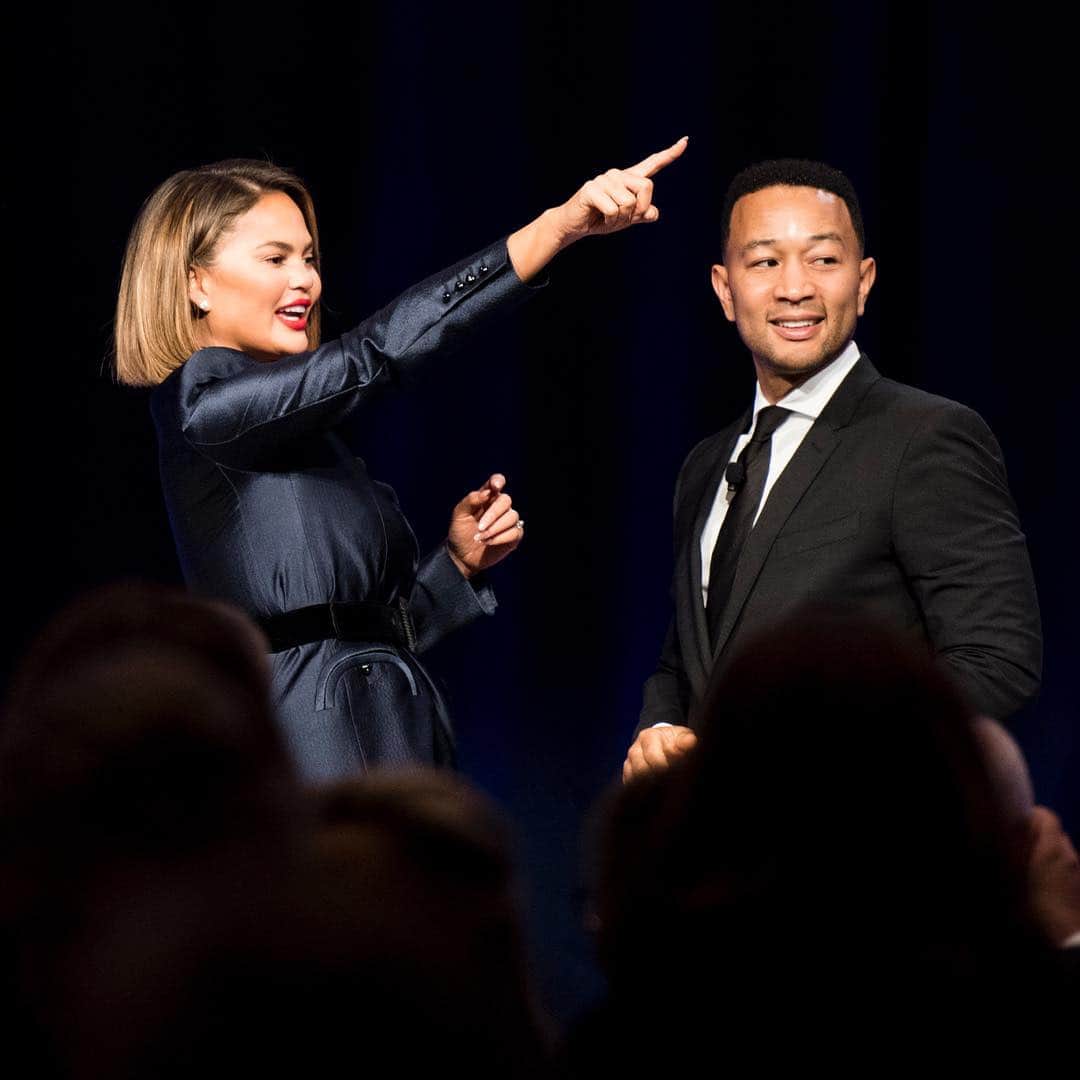 ELLE Magazineさんのインスタグラム写真 - (ELLE MagazineInstagram)「#ChrissyTeigen and #JohnLegend helped kick off the House Democratic retreat last night where they talked policy, Trump, and why women should say “f*ck you” more. Link in bio for the full recap.」4月11日 23時11分 - elleusa