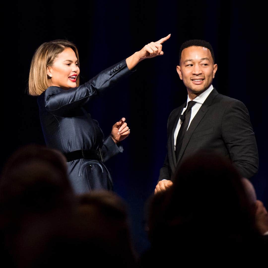 ELLE Magazineさんのインスタグラム写真 - (ELLE MagazineInstagram)「#ChrissyTeigen and #JohnLegend helped kick off the House Democratic retreat last night where they talked policy, Trump, and why women should say “f*ck you” more. Link in bio for the full recap.」4月11日 23時11分 - elleusa