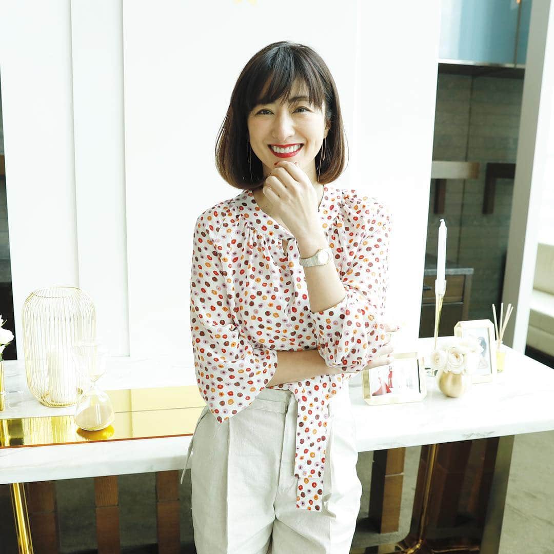 前田ゆかのインスタグラム：「今日はOMEGA 特別アフタヌーンティーへご招待いただきました。  オメガの「コンステレーション」マンハッタン= 星座と名付けられたこのコレクションの多彩なラインナップの中から、 イエローゴールドにダイヤモンドの新作を身につけて、アフタヌーンティーをいただきました。 なんとも贅沢、ラグジュアリーな時間✨✨✨ エレガントな品格と機能と優美を備えたコレクション！ コンパクトでありながら女性らしさを放ちます。  同じ事務所のかわいいお二人。 #樋場早紀ちゃん #広瀬未花ちゃん と一緒で嬉しかった✨  華やかさに満ち宇宙に広がるドラマチックなお話も壮大でした。 お招きいただきありがとうございました！  #オメガ  #オメガコンステレーション  #omegaconstellation  #時計 #コンラッド東京  #星空の下の天文台とダイアルに輝く星 #裏に刻印」