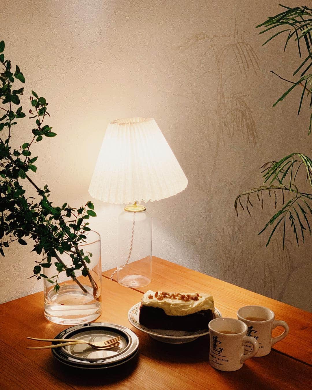 村上萌さんのインスタグラム写真 - (村上萌Instagram)「毎週お昼ごろには完売する @gartencoffee の﻿  #水曜日のキャロットケーキ が食べたくて。﻿ 今週は叶わなかったので、真似して家で作ってみた🤤﻿ にんじん3本入り🥕﻿ 部屋中が香ばしくて幸せな香り。﻿ ﻿ ﻿  #真似ぶの日 #コーヒーと小さな野心」4月11日 23時04分 - moemurakami_