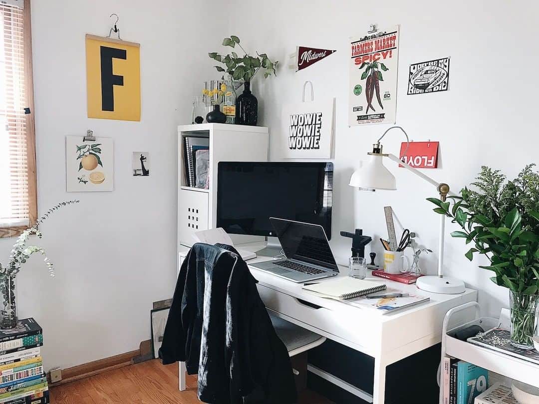 Dribbbleさんのインスタグラム写真 - (DribbbleInstagram)「Get a glimpse into the life of @francineathomp , a Minneapolis-based Graphic Design student and intern completing her senior year in school. Link in Bio! ⠀ ⠀ #dribbble #GraphicDesigner #workspace #graphicdesign #courtsideinterview」4月11日 23時05分 - dribbble