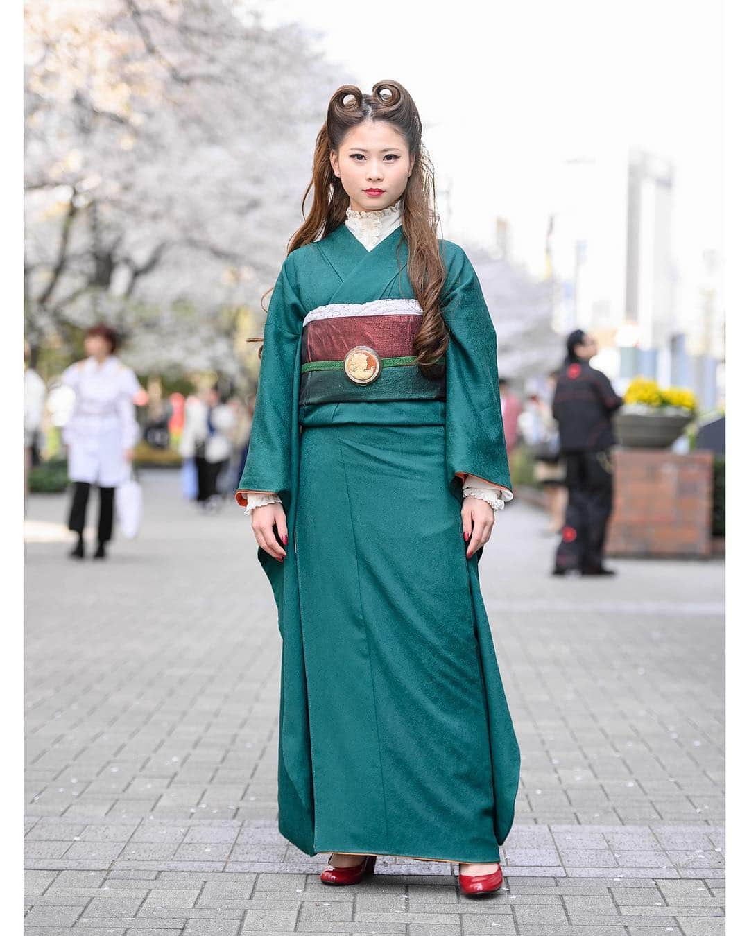 Harajuku Japanさんのインスタグラム写真 - (Harajuku JapanInstagram)「18-year-old Bunka Fashion College student Natsuki (@natsuki.___) on the street in Tokyo wearing a vintage Japanese kimono, red patent high heels, and a retro victory rolls hairstyle.」4月11日 23時06分 - tokyofashion