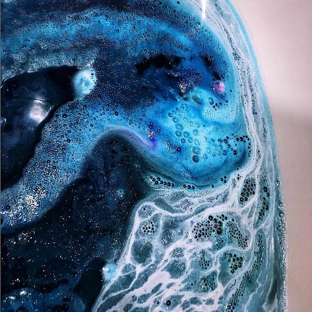 LUSH Cosmeticsさんのインスタグラム写真 - (LUSH CosmeticsInstagram)「Take a trip to the cosmos with Intergalactic Bath Bomb! Swaths of blue, pink and yellow combine with a minty scent and plastic-free glitter - it's like bathing in deep space. 💫🌚☄️/ 📸: @stasy_90 #WeTheBathers」4月11日 23時07分 - lushcosmetics