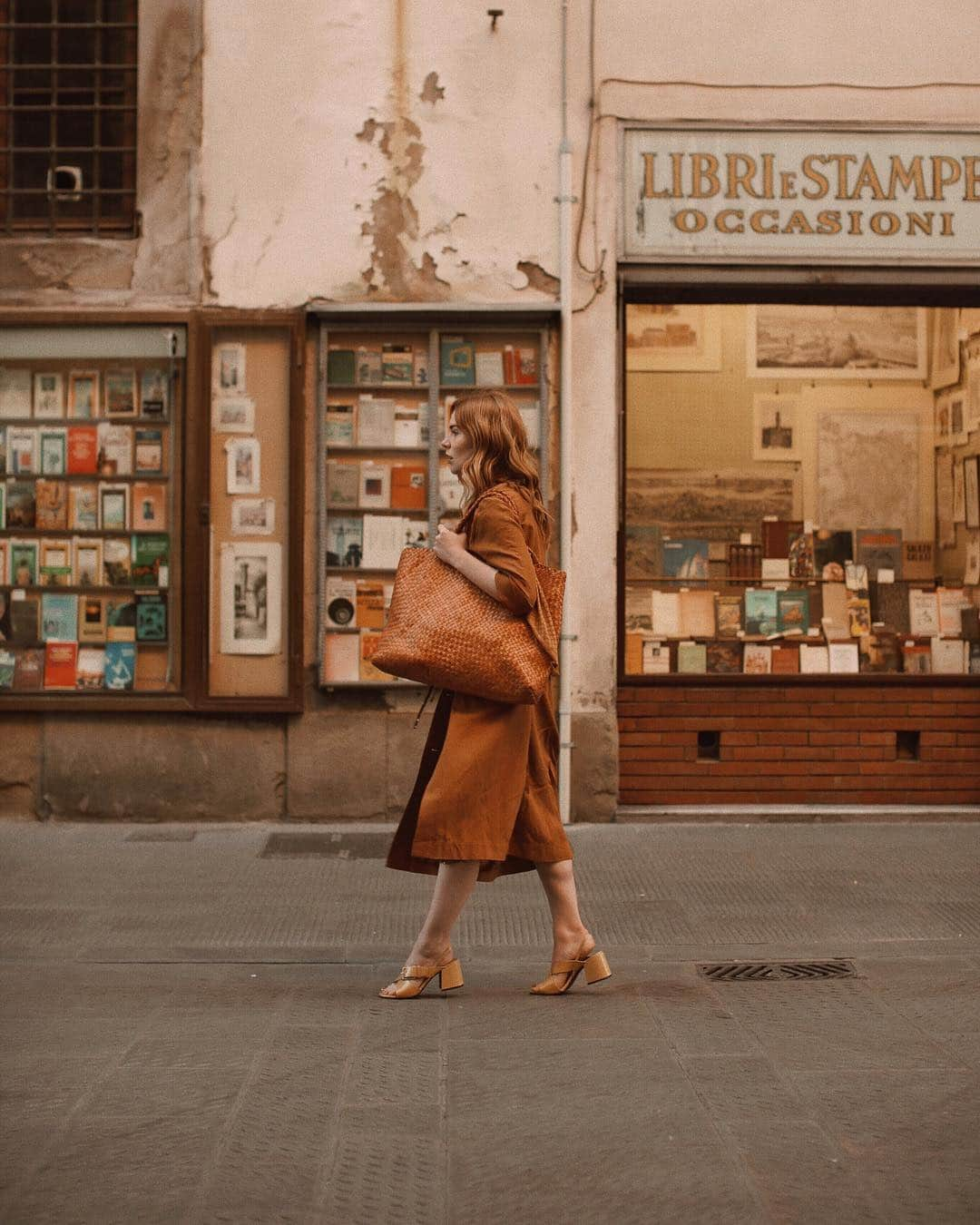 コートニー・ハルヴァーソンさんのインスタグラム写真 - (コートニー・ハルヴァーソンInstagram)「Outside the bookshop. 📚 #ootd」4月11日 23時08分 - prettylittlefawn