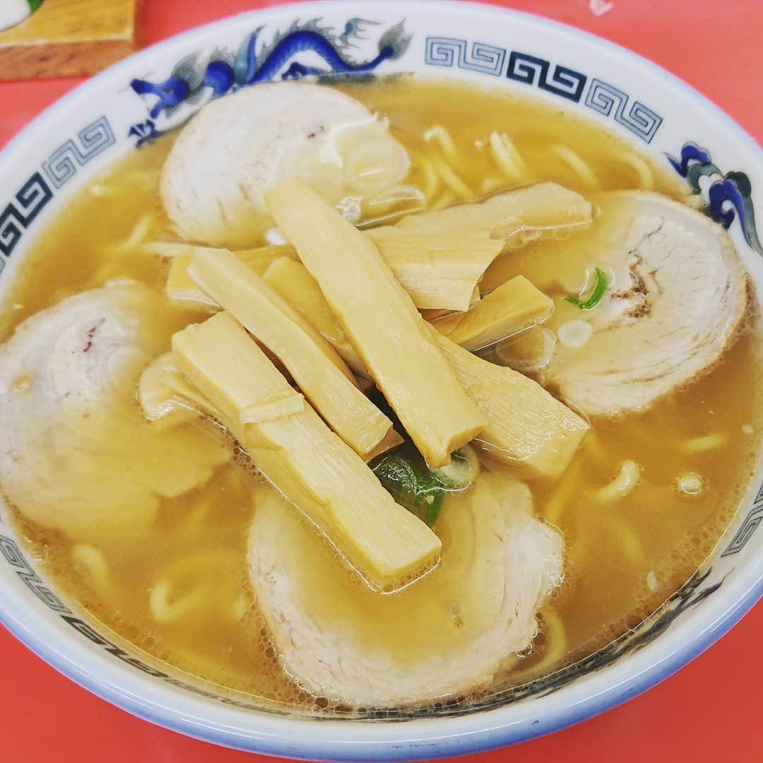 ピエール北川さんのインスタグラム写真 - (ピエール北川Instagram)「先日、 名古屋のラーメン店で有名な、 好陽軒さんに、やっとやっと行くことが出来ました。 初めてなので一番ベーシックなチャーシュー麺をオーダー。  スープ、美味い‼️ そして、麺食す。  な、 何だ！？ これは！！ 😲  麺が、 美しーーーーい‼️😍😍😍 私の脳には、 美味しい❗ ではなく、  美しい‼️ という言語が浮かんできた‼️ その位、麺が絶品のバランスの美味しさと太さと喉ごし😍  ご主人と女将さんの、 ピッタリ息の合った、 「まーたどーぞー❗」 の言葉が気持ちいい😂  まーた来ますー‼️👍👍👍 #麺活  #麺ズ倶楽部  #名古屋  #名店」4月11日 23時09分 - pierrekitagawa