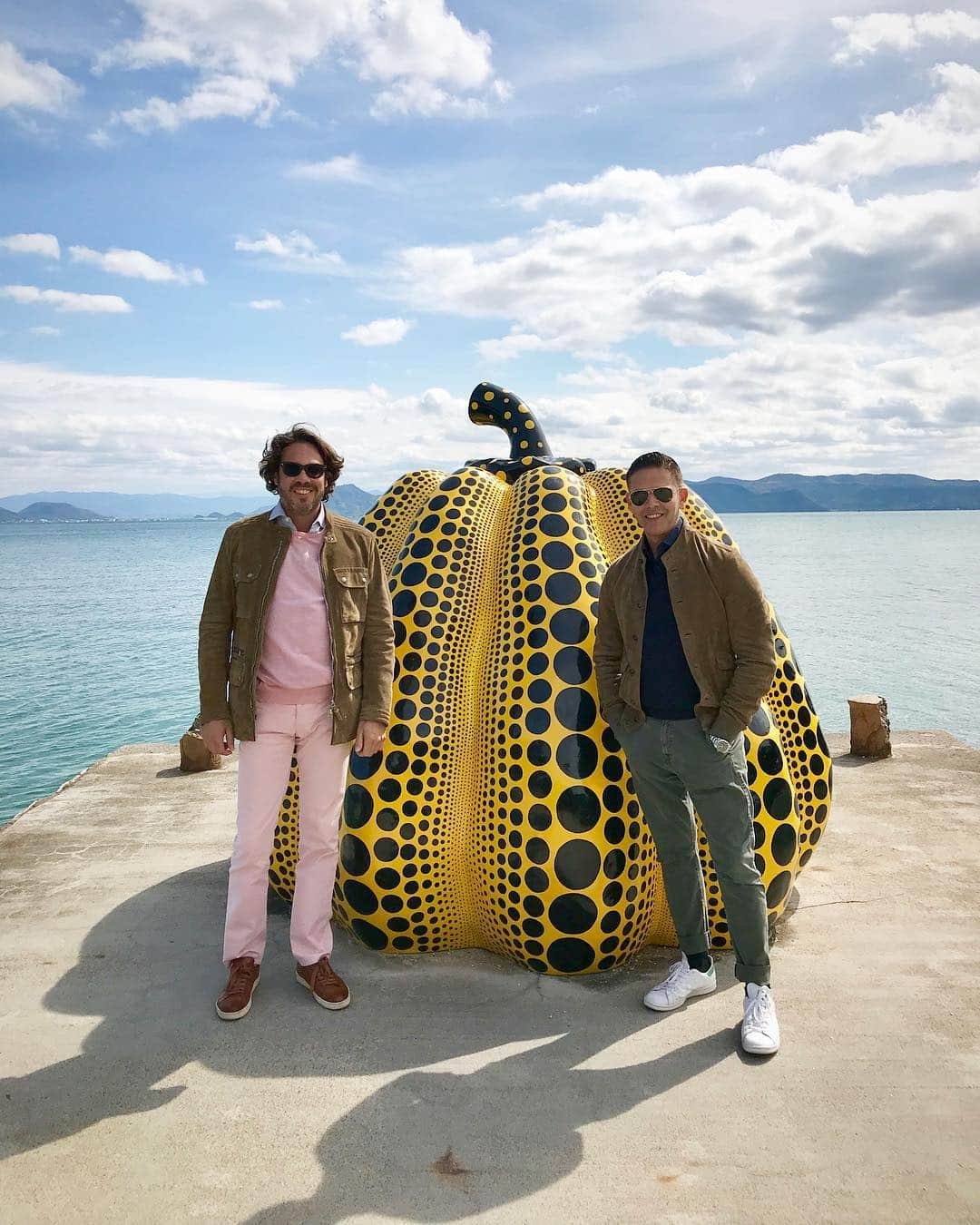 Rodner Figueroaさんのインスタグラム写真 - (Rodner FigueroaInstagram)「The powerful soul softening effect of art!!! Art brings you joy!!! A reason to smile!!! @yayoikusama_ @ernestomathies #naoshima #benesseartsite #benessearthouse #yayoikusama #rodnerfigueroa #japan」4月11日 23時09分 - rodnerfigueroa