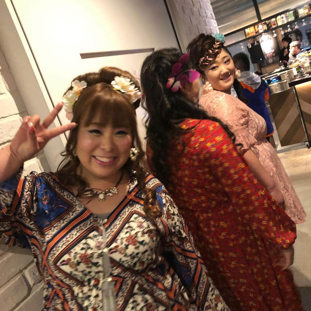 GOLDJAPANさんのインスタグラム写真 - (GOLDJAPANInstagram)「3月のグラぽちゃファッションショー🌈 スタンバっているモデルさん達❤️ みんな笑顔ですが、実は緊張してる？？？😄 でも、とーっても楽しそう💕  冒頭のゴールドジャパンブランドステージだけでなく、私服コーデ企画でも皆さんゴールドジャパンのお洋服をご着用下さいました😍❤️ 感激😭😭😭 . #r_fashion #instafashion #instastyle #plussize #fashion #bigsize #GOLDJAPAN #followme #ゴールドジャパン #ファッション #レディース #通販 #ビッグサイズ #大きいサイズ #大きい女性 #ぽっちゃり #ぽっちゃりモデル #ぽっちゃり#コーデ #オシャレ #ぽっちゃり女子 #お洒落したい #4l #お洒落さんと繋がりたい #ポチャティブ #moxytokyokinshicho #グラぽちゃ」4月11日 23時17分 - gold_japan