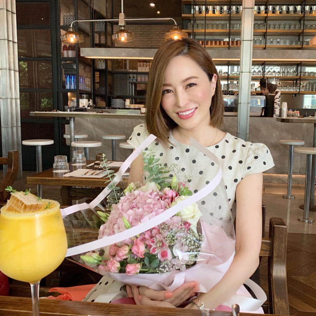 のインスタグラム：「Vanilla Cafeteria #vanillacafeteria 📍プロンポン  昨日、誕生日を迎えました。  沢山のお祝いのお言葉ありがとうございます。  異国の地で迎えた誕生日、だからといって普段となんの変りもなく、 むしろ、週明けから高熱を出している息子の看病のため、 病院に行ったりと慌ただしい日となりました。  今日くらいから元気を取り戻した息子に、 ママはちょっと出かけたいんだ！といい、 バンコクであっという間に心を開ける友人となった恭子さんと、ランチ。 とっても大きな素敵な花束をいただき、 やっと誕生日が実感できました✨ ありがとう～❣️ #バンコク #bangkok #バンコク生活 #バンコクライフ #バンコクグルメ #バンコクカフェ #バンコク暮らし #バンコク子育て  #cafe #カフェ #ママ#ママライフ #海外移住 #海外移住シングルマザー #シングルマザー#シングルマザーの子育て #タイ在住#タイ駐在 #バンコク旅行 #バンコクカフェ #バンコクカフェ巡り #バンコク駐在妻 #バンコク駐妻 #起業#起業女子」