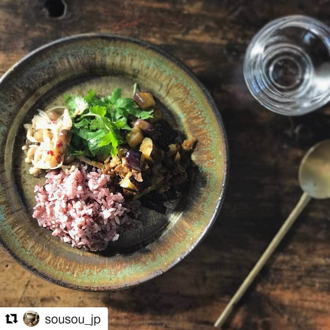おおぬまゆきさんのインスタグラム写真 - (おおぬまゆきInstagram)「. . 先日終了しましたSouSouさんでの大沼道行個展、オンラインショップは明日スタートするそうです。 遠方の皆さまも、どうぞよろしくお願いいたします!! 詳細は↓にて。 . . . #Repost @sousou_jp (@get_repost) ・・・ お待たせいたしました。 大沼道行さんの個展作品 オンラインショップ 明日  4/12(fri) 22:00よりスタートいたします。 プロフィールのURL→大沼道行 個展作品→ よりアクセスくださいませ。 ・ 写真は緑釉リム皿。豚バラ肉を包丁一本でミンチにしたものとナスのカレーに、大好物のパクチー♪  元sousouスタッフ @tomo_o さん 今は松山で季節の野菜を中心に 新玉ねぎ、パクチー等を生産しています。先日届けてくれたのでカレーと一緒に。鼻にぬけていくあの香りの良さは抜群です！悶絶するくらい美味しい✨🤣✨ ・ #大沼道行 #うつわsousou #器 #うつわ  #オンラインショップ #うつわ好き #器好き #4/12よりスタート #手前カレー #愛媛 #松山 #道後 #パクチー #有機栽培 #美肌効果 #デトックス #老化防止 . . .」4月11日 23時17分 - yuki0207float