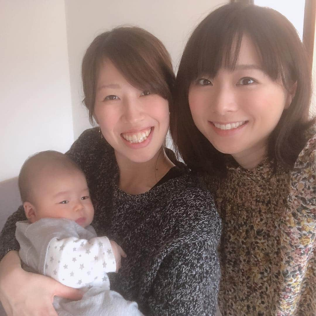 今井美穂さんのインスタグラム写真 - (今井美穂Instagram)「生後２ヶ月を迎えた息子くん😊﻿ 助産師さんに訪問して頂いて﻿ 色々アドバイスもらいました♪✨﻿ ﻿ 今日は友人が遊びにきてくれて﻿ 先輩ママとして色々教えてもらったり﻿ 楽しかったな〜😆﻿ ﻿ 本日募集開始した﻿ woman's ribbon第１回ママ茶会﻿ あっという間に定員に達しました🙇‍♀️﻿ こんなに反響があると思っていなかったので、﻿ 本当に感謝です✨✨😭﻿ @womans_ribbon ﻿ 来てよかったと言ってもらえるように﻿ 楽しいイベントにしたいと思います😊💕﻿ ﻿ 詳しくはブログにて﻿ ﻿ #ブログ更新しました﻿ #インスタトップのリンクから﻿ #今井美穂オフィシャルブログ﻿ #Amebaブログ﻿ #新米母#男の子ママ﻿ #育児日記#生後２ヶ月﻿ #助産師訪問#ママ友﻿ #笑うようになってきました」4月11日 23時25分 - imaimiho1209