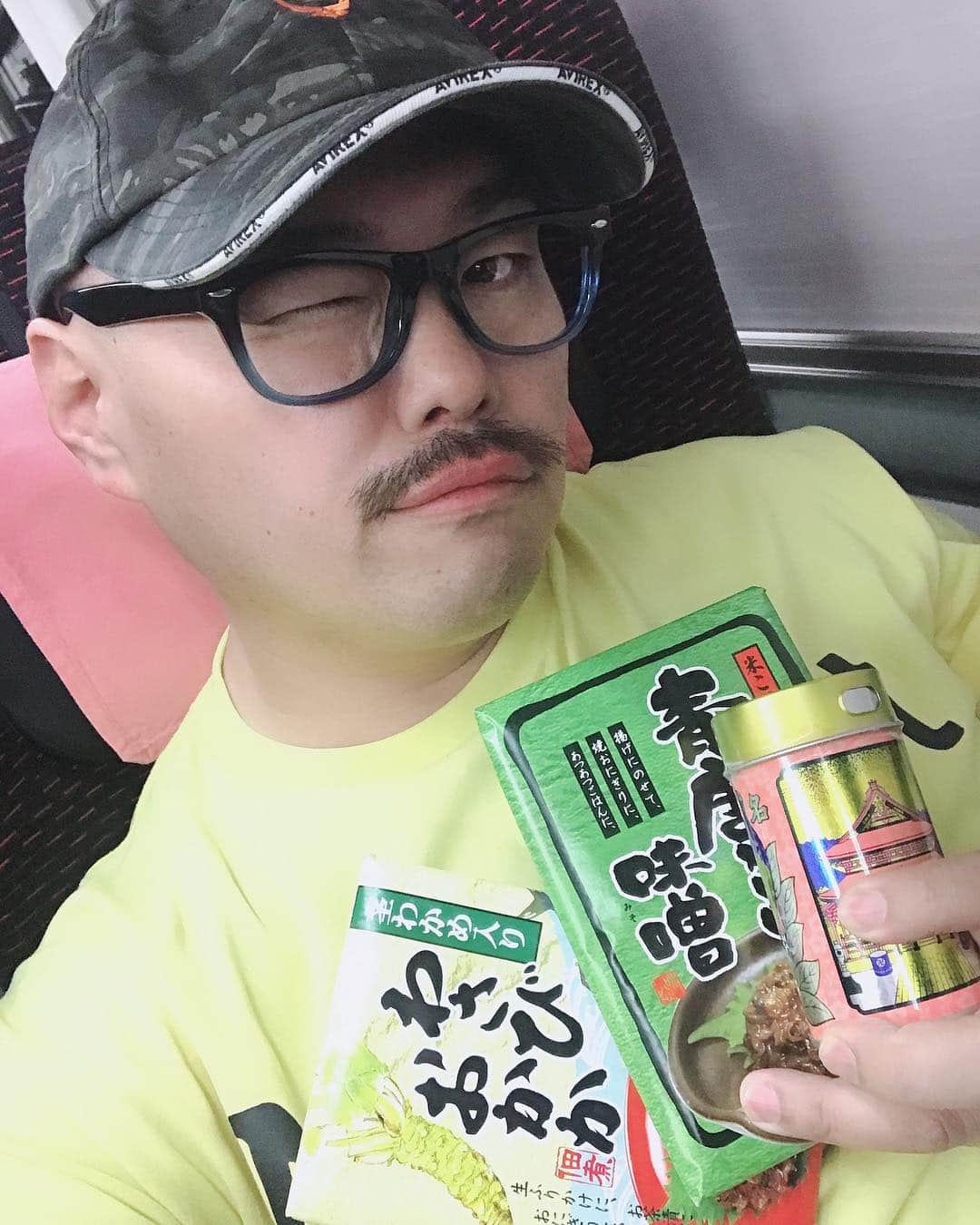 クロちゃんさんのインスタグラム写真 - (クロちゃんInstagram)「渡せるとか渡せないとか関係ないしん お土産買ったしんよー」4月11日 23時27分 - kurochandesuwawa