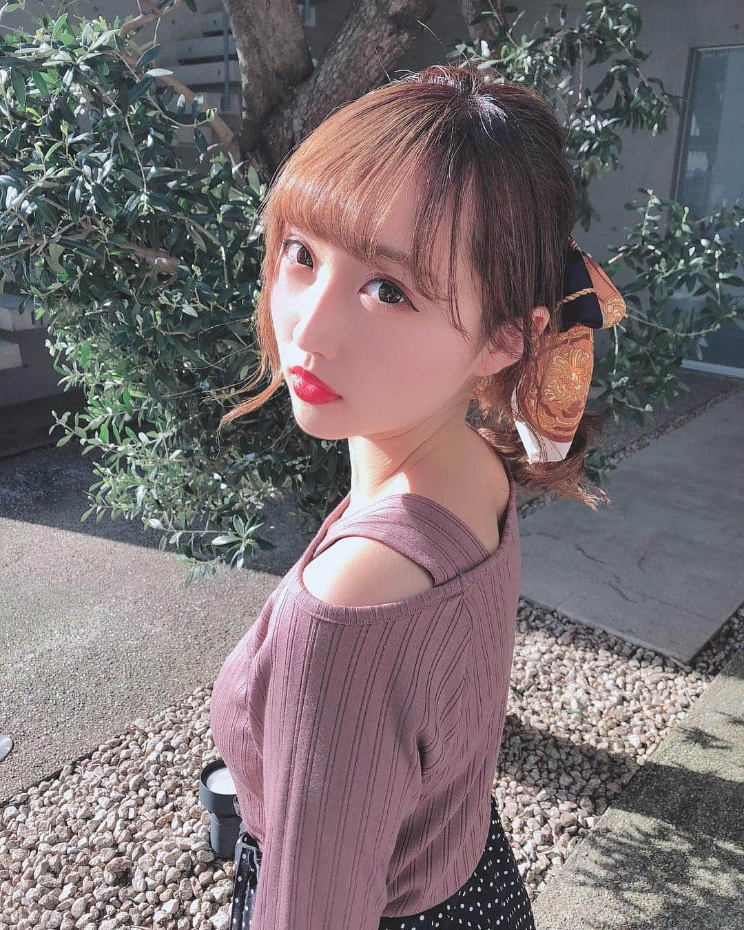 星野麻里愛さんのインスタグラム写真 - (星野麻里愛Instagram)「肌見せのトップスは 今期流行りで リブワンショルTは、 黒とベージュとブラウンの 3色あってとってもおすすめです♡ 1990円＋税でとっても安い！  詳しくは、プロフィールのURLからみてね！ #wego #wego大須店 #ワンショルダー #肌見せ  #ブラウン」4月11日 23時27分 - maria.pink28