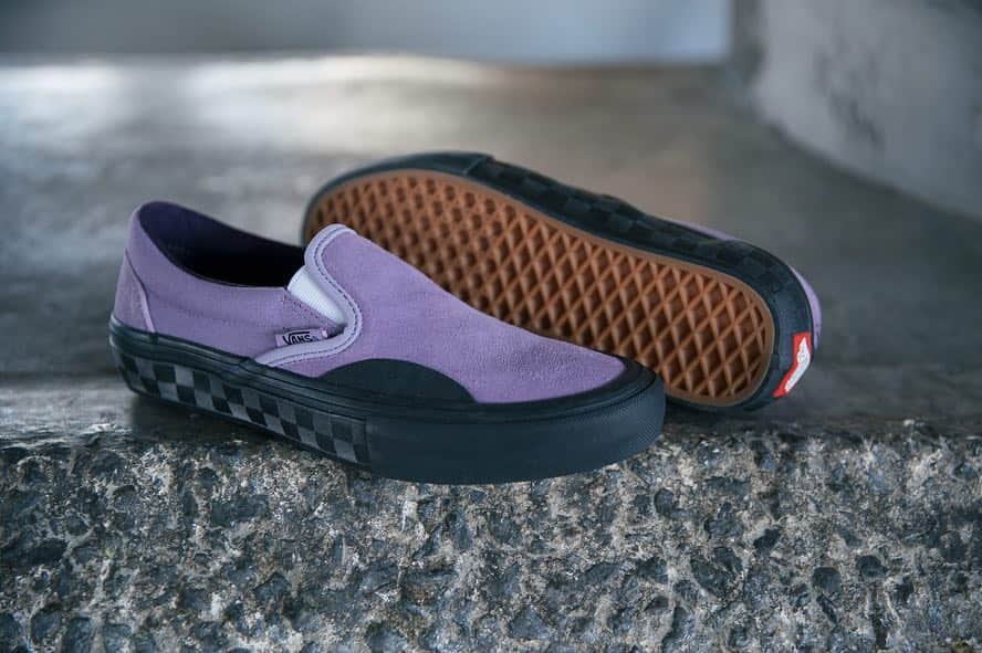Vans Skateさんのインスタグラム写真 - (Vans SkateInstagram)「Black and lavender with reflective accents, @LizzieArmanto’s colorful signature collection is in skate shops now! Hit our store locator at vans.com/skate to find a retailer near you (direct link in story).」4月11日 23時37分 - vansskate