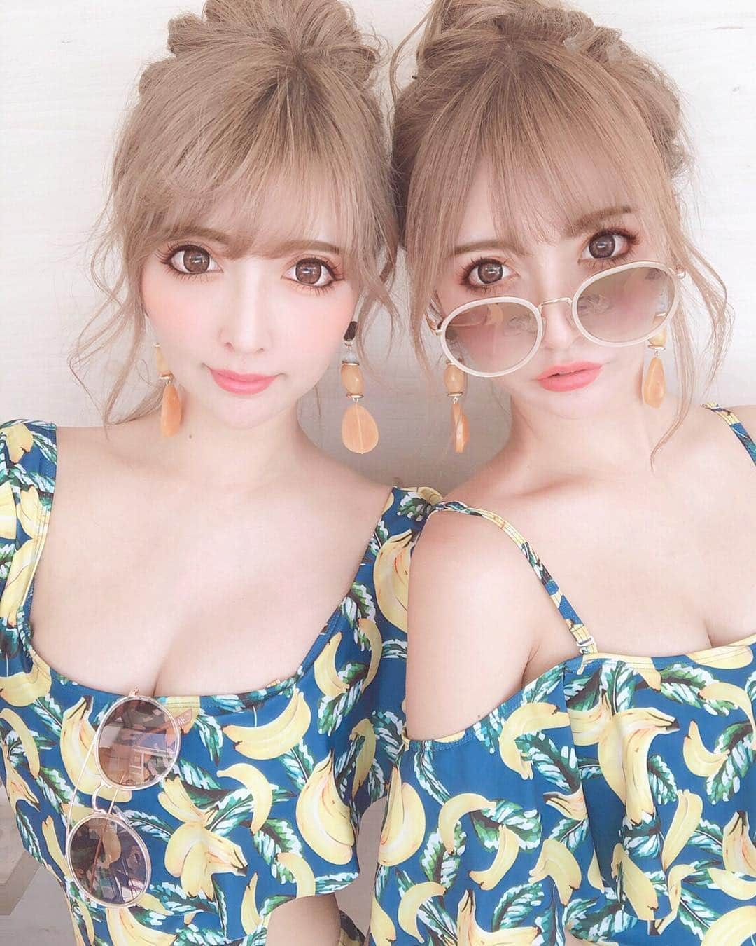 吉川ちえさんのインスタグラム写真 - (吉川ちえInstagram)「バナナ🍌ふたごちゃん💘 水着は @parihummerne_official の👙💕 もうすぐしたら発売するからお楽しみに🌈 . てかてか‼️ 寝てる時苦しくなって起きて呼吸の仕方わかんなくて息が吸えなくなる😭ってストーリー書いたら沢山心配やアドバイスのDM✉ありがとうございました🙇‍♀️💘 . みんなも経験あるみたいで😭めちゃ怖いですよね･･･(´・ω・｀)💭💔 また2回目なったら病院いってみます🙆‍♀️✨ . 健康第一❤️💜 . #双子 #twins #Parihummerne #水着 #ビキニ」4月11日 23時29分 - yoshikawachie_16