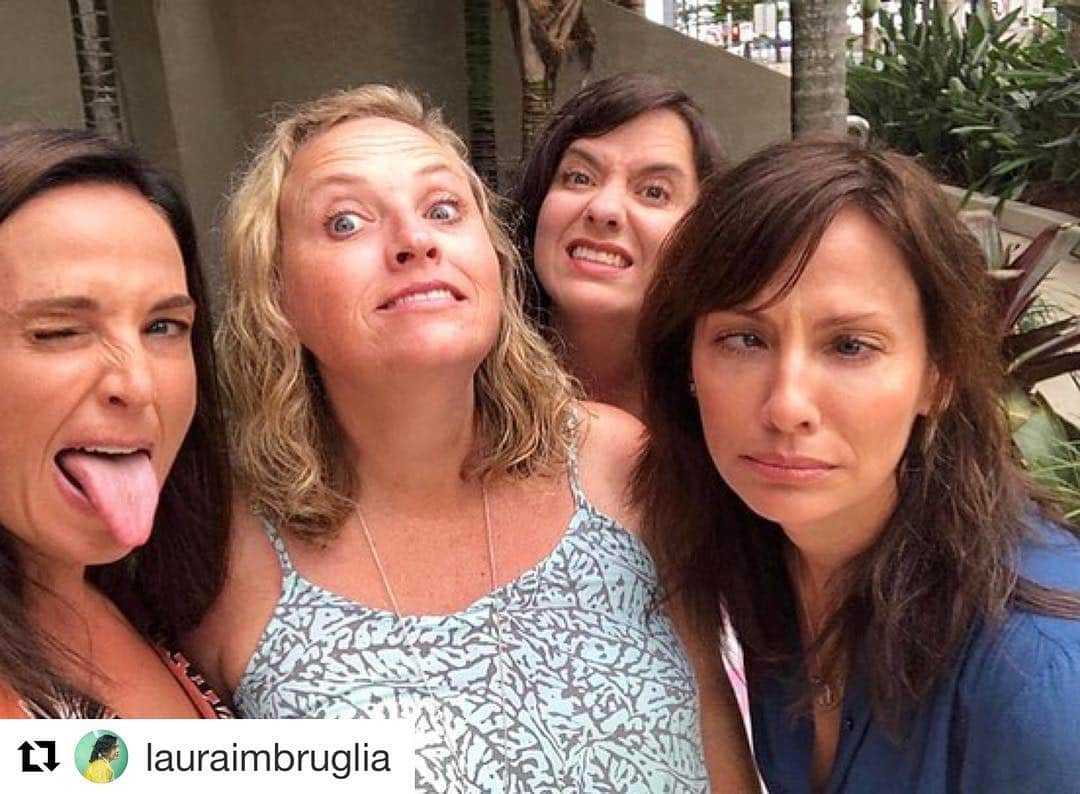 ナタリー・インブルーリアさんのインスタグラム写真 - (ナタリー・インブルーリアInstagram)「I know I’m a day late but I had to regram this and show my siblings some love. Happy day-after-National Siblings Day!! I love and miss  you all so much @michelleparsons1 @cwhelanx  @lauraimbruglia 😘❤️🤪🥰 #lovablenutters #sistergirls」4月11日 23時30分 - natalie_imbruglia
