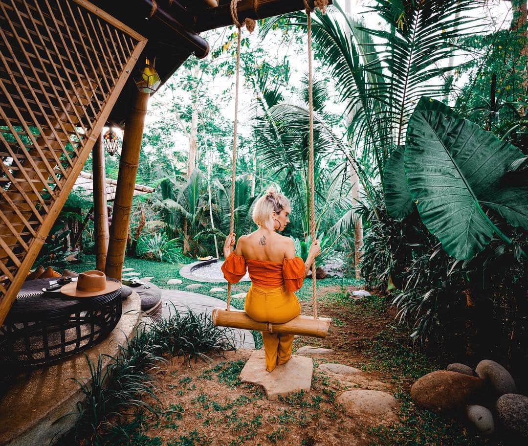 リリー＝ローズ・メロディのインスタグラム：「Quick update on Life: we made it to Bali 3 weeks ago and we’re very excited to be back!  It’s been now almost 10 months that we don’t have any place to call home anymore. We’re still living at the hotel but it seems that my brain finally managed to process that way of life and I feel ok with it.  We’ve been actively looking for a piece of land since we arrived last month and made it our priority ( I’ve  focused way too much on finding a villa rental during the first 6 months and it distracted me from our main goal ). We knew that finding a land would be challenging ( mostly cause I’m extremely picky and know exactly what I want ) but today was that kind of day where I’m feeling a bit discouraged by this life changing project. Tomorrow is another day 💪🏻💚 #lilyinbali」