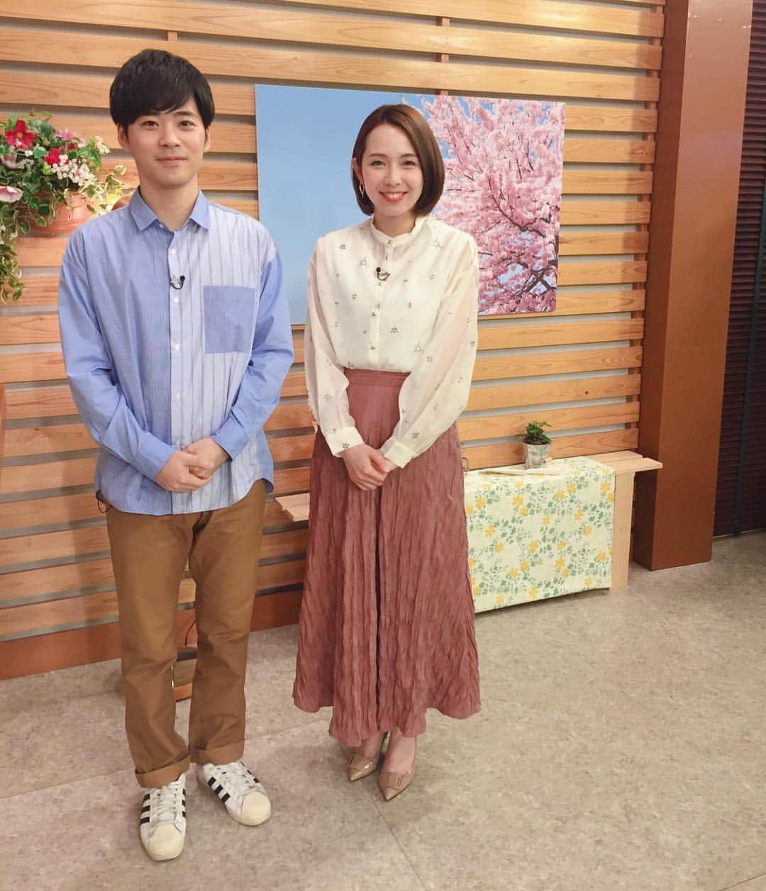 若林翔子のインスタグラム：「* * 春〜な感じのスタイルでございました🌸 * * #ミヤテレ #ちょっとブレイクタイム #松原アナ #若林翔子 #」