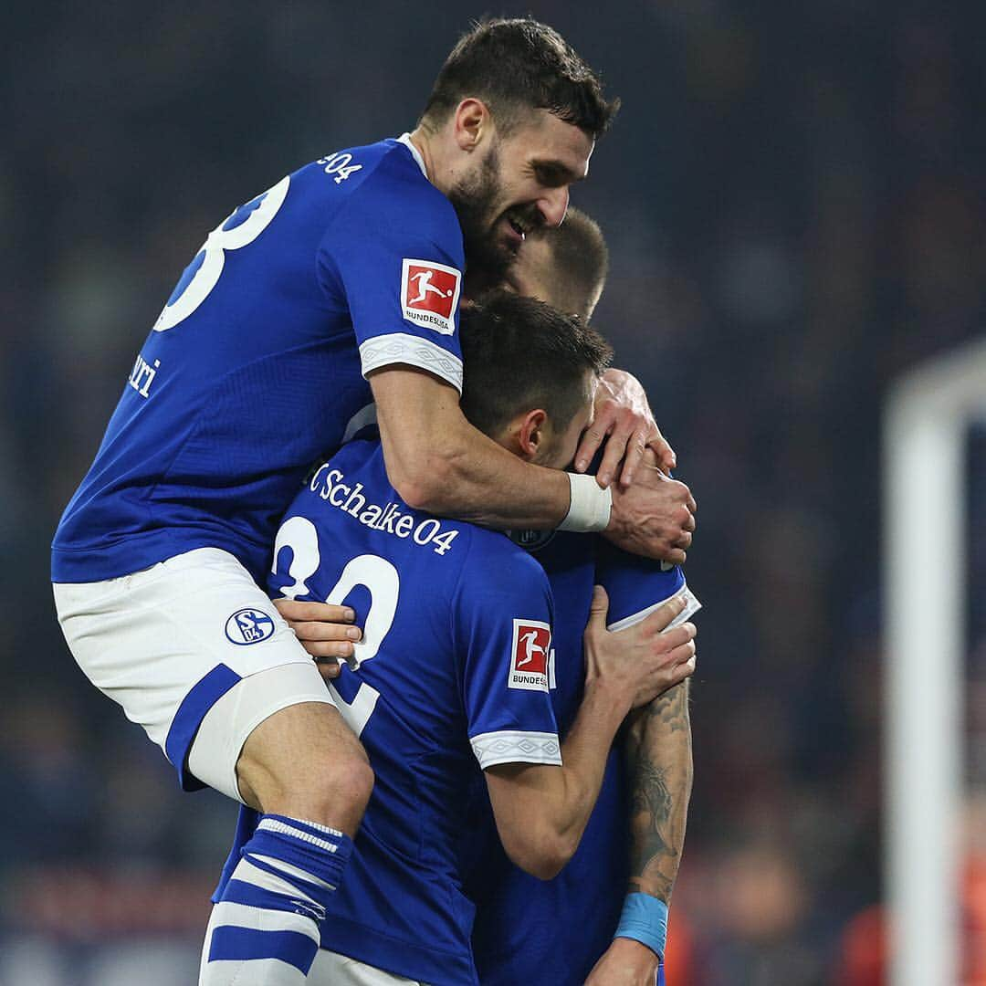 シャルケ04さんのインスタグラム写真 - (シャルケ04Instagram)「That feeling when you're visiting friends on Friday and hopefully taking three points home with you 🔵🙌🏼⚪️ . . #S04 #Schalke #Knappen #Königsblau #FCNS04 #SchalkeUndDerFCN #🔴⚫️ #🔵⚪️ #Futbol #Football #Soccer」4月11日 23時32分 - s04