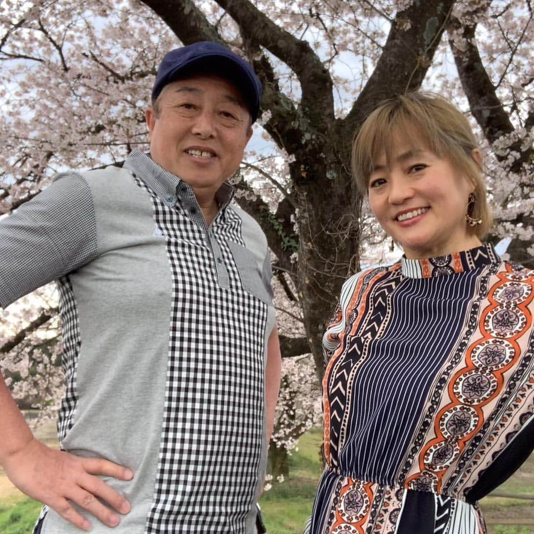 橋本志穂さんのインスタグラム写真 - (橋本志穂Instagram)「ゴルフの帰りに桜並木を見つけて立ち寄りました。 2人の会話は 「ヌーイとこの下を散歩したいねー」 「ヌーイと写真撮りたいね」 ヌーイのことばかりで あーの生活老後が心配。」4月11日 23時35分 - shihohashimoto3
