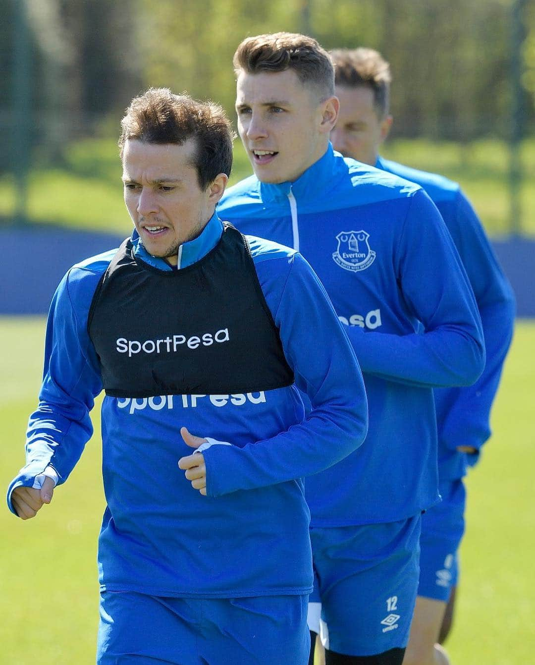 リュカ・ディニュさんのインスタグラム写真 - (リュカ・ディニュInstagram)「Training day With My Man 😂😋 @bernard #togetherpai #EFC #smile #enjoy」4月11日 23時36分 - lucasdigne