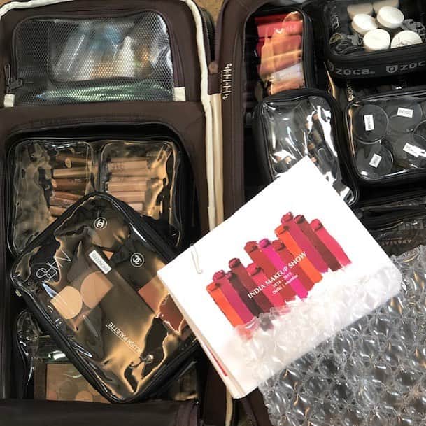 ボビー・ブラウンのインスタグラム：「All pkg up in #zucabags and bubble wrap @indiamakeupshow」