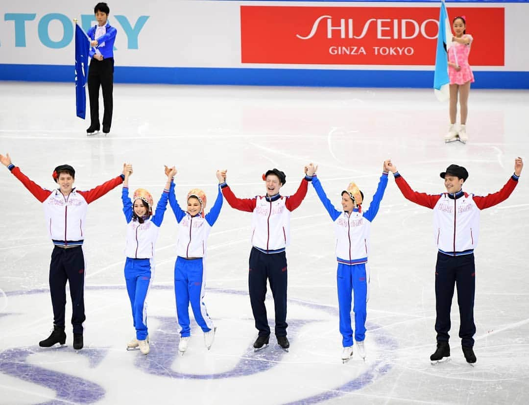 ISUグランプリシリーズさんのインスタグラム写真 - (ISUグランプリシリーズInstagram)「🔢 The first day of World Team Trophy is done and Team USA 🇺🇸 leads the board with 50 points, Team Japan 🇯🇵 is close behind with 48 and Team Russia 🇷🇺 holds third with 38 points !  #WTTFigure #FigureSkating」4月11日 23時43分 - isufigureskating_x