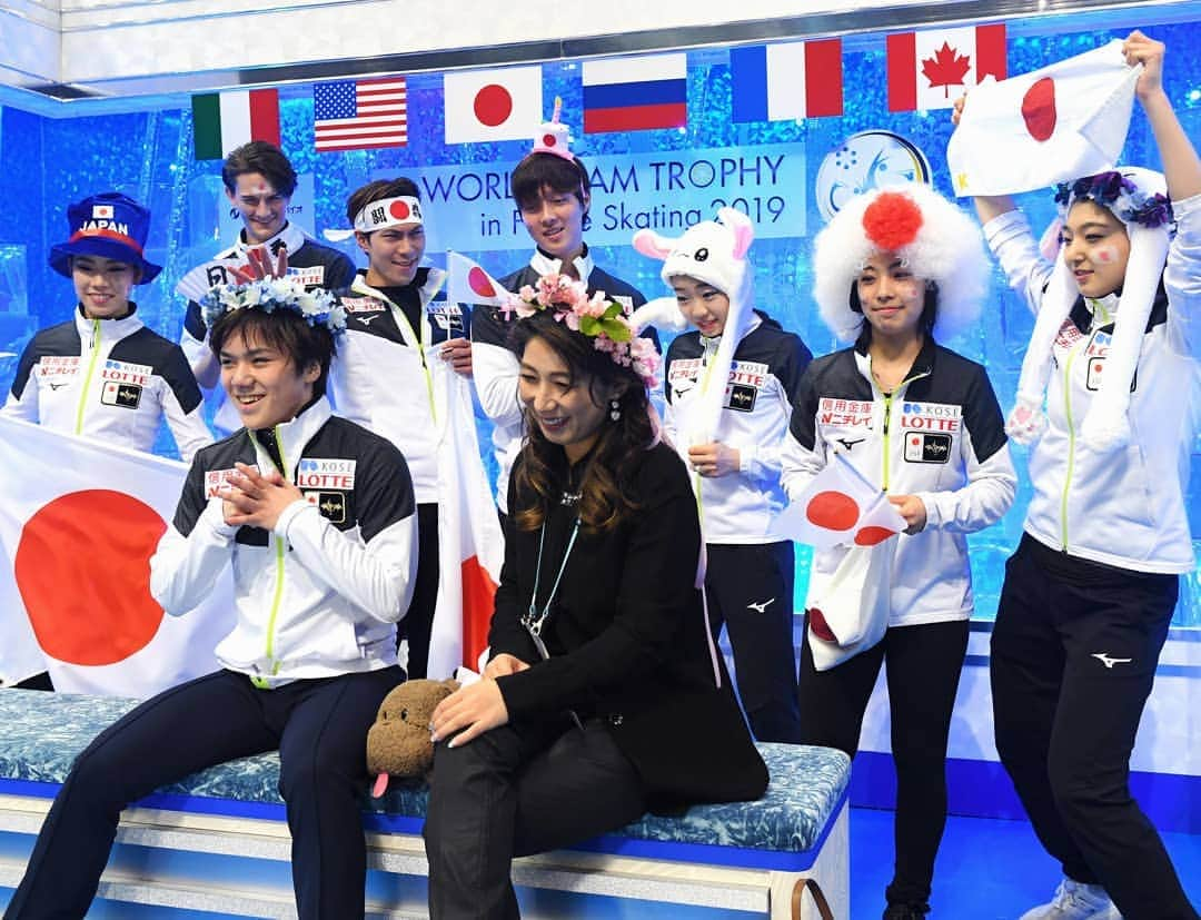 ISUグランプリシリーズさんのインスタグラム写真 - (ISUグランプリシリーズInstagram)「🔢 The first day of World Team Trophy is done and Team USA 🇺🇸 leads the board with 50 points, Team Japan 🇯🇵 is close behind with 48 and Team Russia 🇷🇺 holds third with 38 points !  #WTTFigure #FigureSkating」4月11日 23時43分 - isufigureskating_x