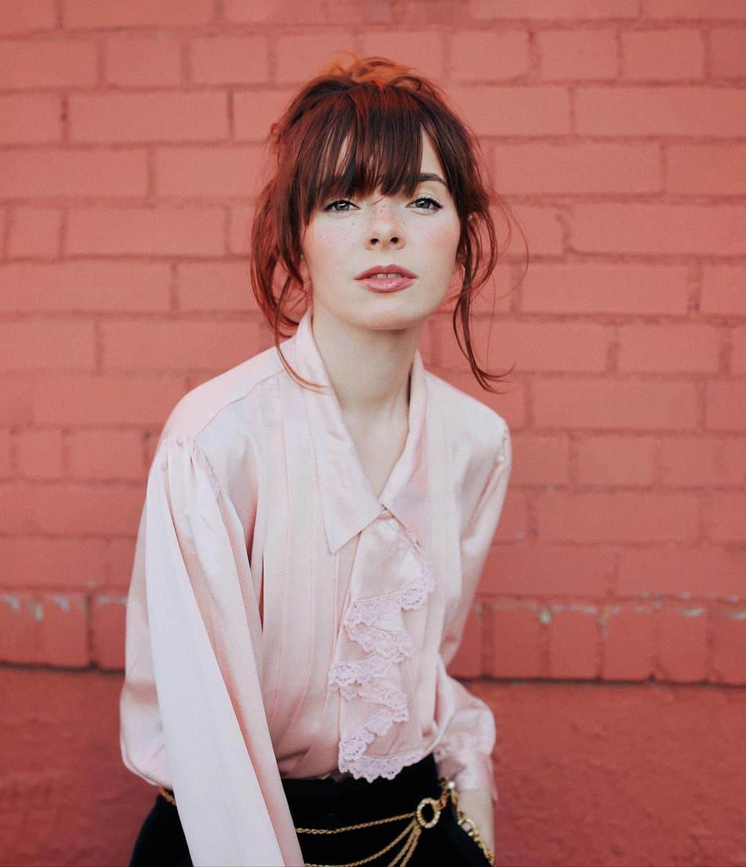ジェーン・アルドリッジのインスタグラム：「I’ve been doing temporary hairdye in the shower (@overtonecolor rules) because I miss having Strawberry Shortcake red hair 🍓🍓🍓 it goes well with a pink tuxedo blouse, what can I say?」
