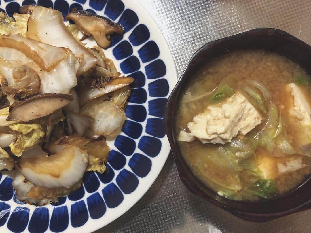 土井コマキのインスタグラム：「安定の茶色い地味な #ジャスタジスイ  しかし今夜の爽やか味噌汁はヒット。レタス、豆腐、スダチ果汁。味噌汁に柑橘を絞ると格が上がる。 #味噌汁だけあれば  #白菜大好物です」