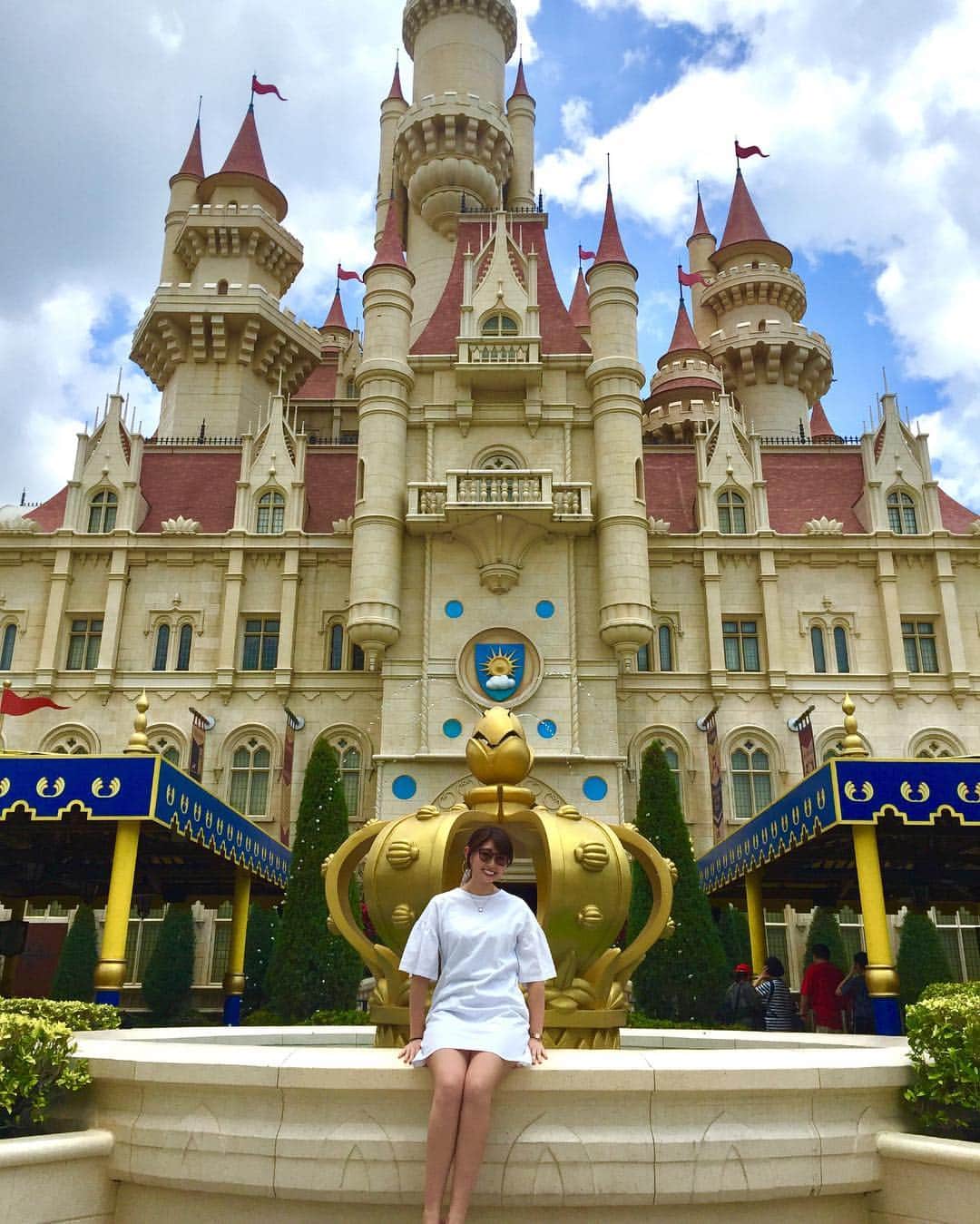 坂口莉果子のインスタグラム：「3月中に投稿したかったシリーズ✈️ ユニバーサルスタジオシンガポール🌏恐竜のボトル結構高かったけど可愛さに負けて買ってしまった笑 日本のユニバにはないアトラクションもいくつかあって楽しかった😆 日本よりも敷地面積が狭くて4時間あれば十分回れます 私が行った時は本当に空いていてすぐ乗り物に乗れました✨ ・ ・ ・ ・ #旅行  #卒業旅行  #シンガポール  #ユニバ  #ユニバーサルスタジオシンガポール  #城  #universalstudios  #singapore  #trip  #🇸🇬」