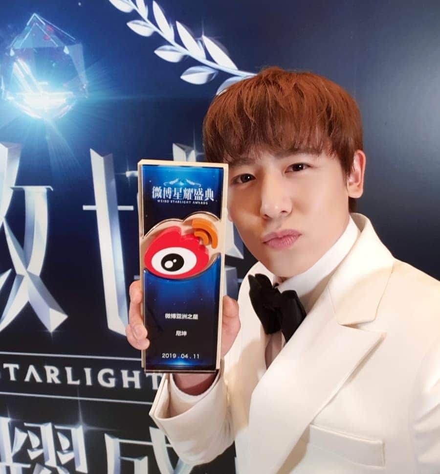 2PMさんのインスタグラム写真 - (2PMInstagram)「Weibo Starlight Awards 에서 '아시아 스타상'을 수상한 닉쿤! 앞으로도 아시아 스타 닉쿤의 눈부신 활약을 기대해주세요❤ 수상을 진심으로 축하합니다!! #Weibo_Starlight_Awards #Asia_star #수상을축하합니다 #레투스타그램」4月11日 23時48分 - real_2pmstagram