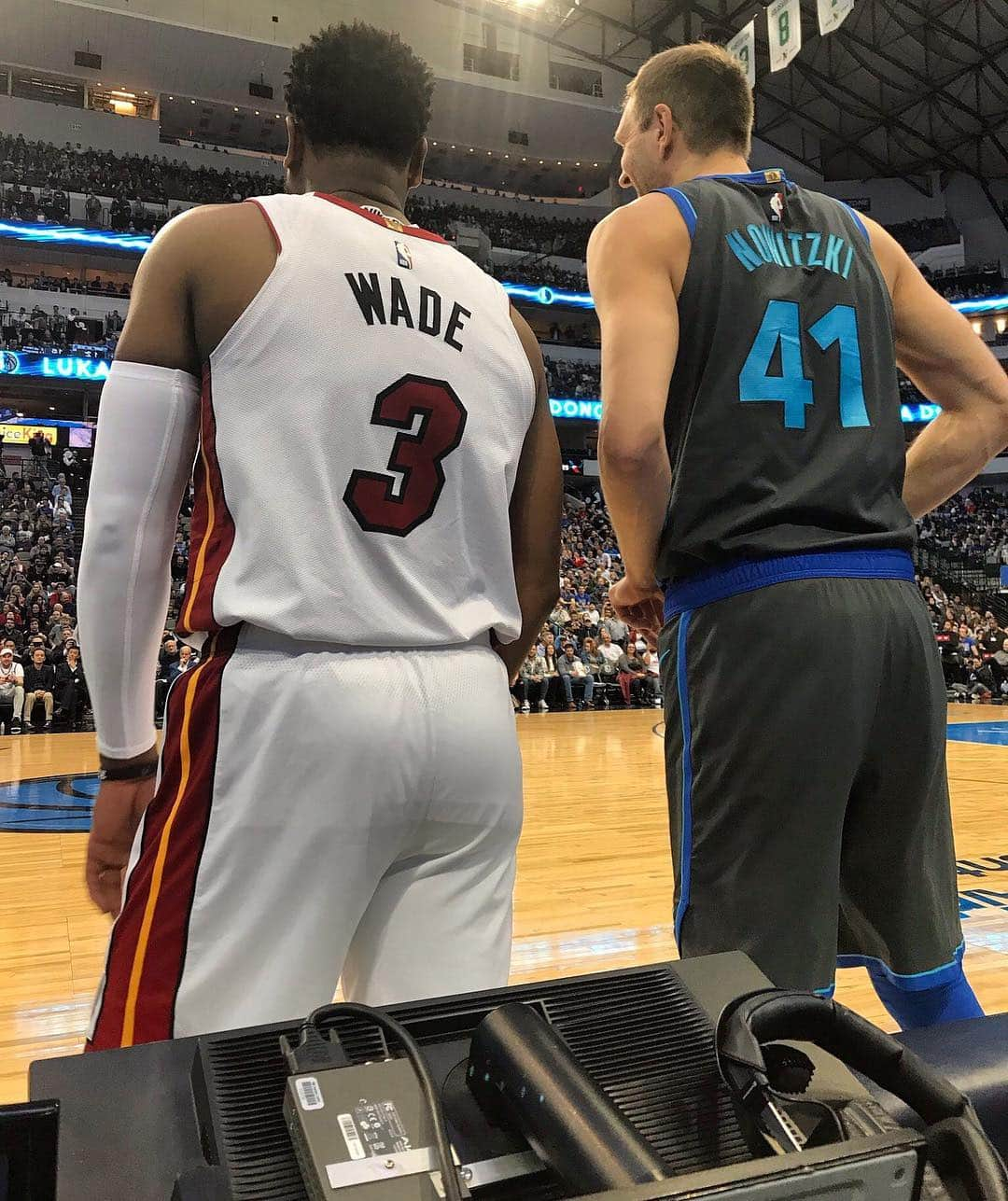 ザック・バランスキーさんのインスタグラム写真 - (ザック・バランスキーInstagram)「Hats off to these two LEGENDS🙌🙌🙌 @dwyanewade has always been my favorite player but back when I played in the post I always practiced that @swish41 fade-away🔥🔥 So blessed that I got to see them play that last game in Dallas. The NBA isn’t gonna be the same for me without these two😢 #onelastdance #41211 #legends」4月11日 23時49分 - zackab10