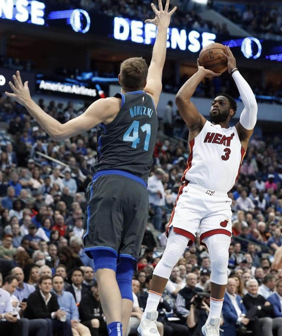 ザック・バランスキーさんのインスタグラム写真 - (ザック・バランスキーInstagram)「Hats off to these two LEGENDS🙌🙌🙌 @dwyanewade has always been my favorite player but back when I played in the post I always practiced that @swish41 fade-away🔥🔥 So blessed that I got to see them play that last game in Dallas. The NBA isn’t gonna be the same for me without these two😢 #onelastdance #41211 #legends」4月11日 23時49分 - zackab10