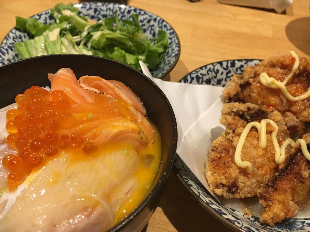 のインスタグラム：「たまには賄いスタグラム  海鮮丼、唐揚げ、サラダ  ちょっとした定食です❤  #鶏っく富山#飲み放題#地酒 #地鶏#完全個室#創作居酒屋#宴会#飲み会#予約受付中」