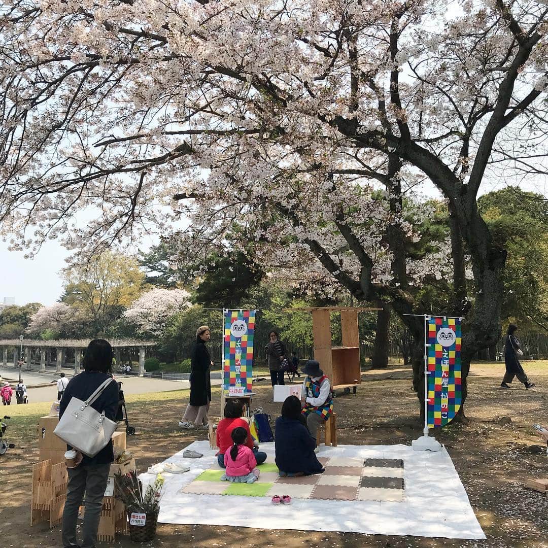 齊藤美絵さんのインスタグラム写真 - (齊藤美絵Instagram)「別府公園でカドウ建築の宴という、 デザイナーズマンションならぬ デザイナーズ屋台が並ぶイベントへ🌸  満開の桜の下、 なんて和やかな空間🌸✨✨✨ お誘い下さった絵麻さん @aburauri_ema のお友達の 青い鳥のカレー @aoitoribeppu の 美味しさと言ったら💕 幸せを運んで来てくれる味！  アンフェのナラさん @narasan246 セレクトの桜色ワインと共に🌸🌸🌸 1ヶ月前に繋がれたらいいなと 思っていた人に出逢えて、 前回の別府訪問で感動した由布院の白蜜トマトの生産者に会え、 嬉しいが止まらないお花見でした🌸  #カドウ建築の宴 #お花見 #桜 #🌸 #別府公園 #青い鳥のカレー  #ワイン  #howtobeawesome #howtobeawesometoday #ツタエルヒト。」4月11日 23時58分 - saitomie