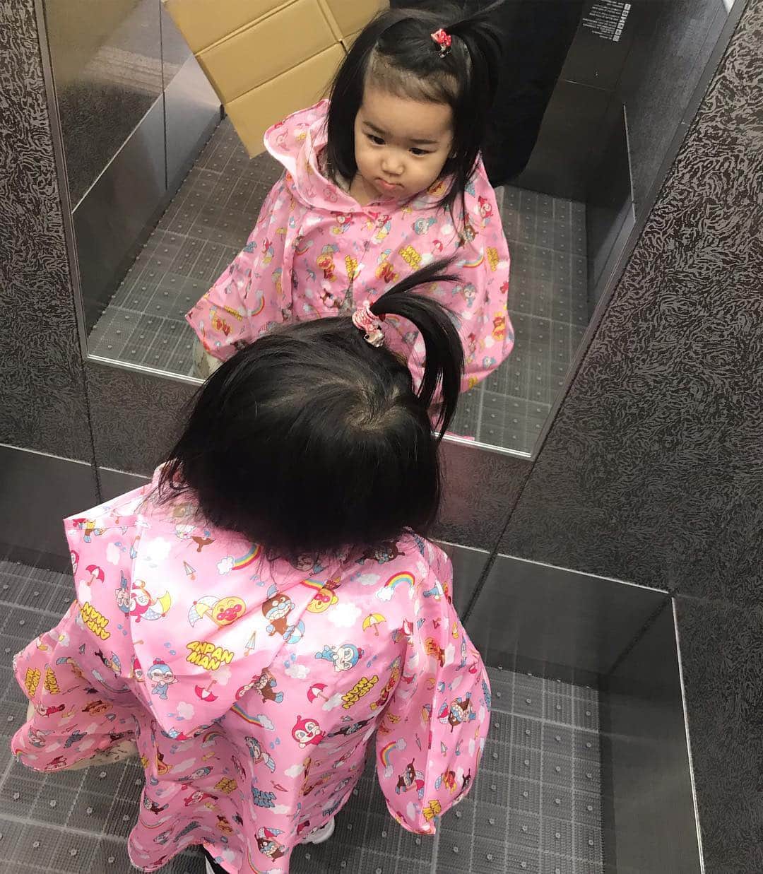 Yuka Maeda ::manicurelistさんのインスタグラム写真 - (Yuka Maeda ::manicurelistInstagram)「昨日はものすごい雨でした☔️ 先日アンパンマンミュージアムで買ってあげたレインコートを初おろし！ 雨も元気にあげてこーぜー！と2人で張り切ったのですが 本日は大阪は晴天☀️🌸 着ていく！！と言うこと聞いてくれないので着させていきました😱（笑） ぽっかぽかの中ひとりだけカッパ着てはりました（笑）🤢 お母ちゃんあなたの為ならぜんっぜん恥ずかしくないよ。🤢 雨の日につかうやつやねん！！今日は晴れ！！って玄関からご近所さまに轟いてたであろう私の半泣きの声😂 崇拝するアンパンマン様のレインコートをまとうカッコイイ自分を真剣に鏡チェック中の方👧🏻（笑） 見えてないけどレインコートの下にバック２個持っててその中にはおままごとのピーマンと、私の電卓が入ってます😂毎日面白い🤣  #アンパンマンミュージアム #おままごと #ピーマン #レインコート #２歳児 #女の子ママ #おんなのこママ #イヤイヤ期 #乗り切り方わからん #なんとなく育児 #バイキンマン #言えるようになった #しまじろうは #安定のまよー（笑）」4月12日 0時01分 - yuka.maeda