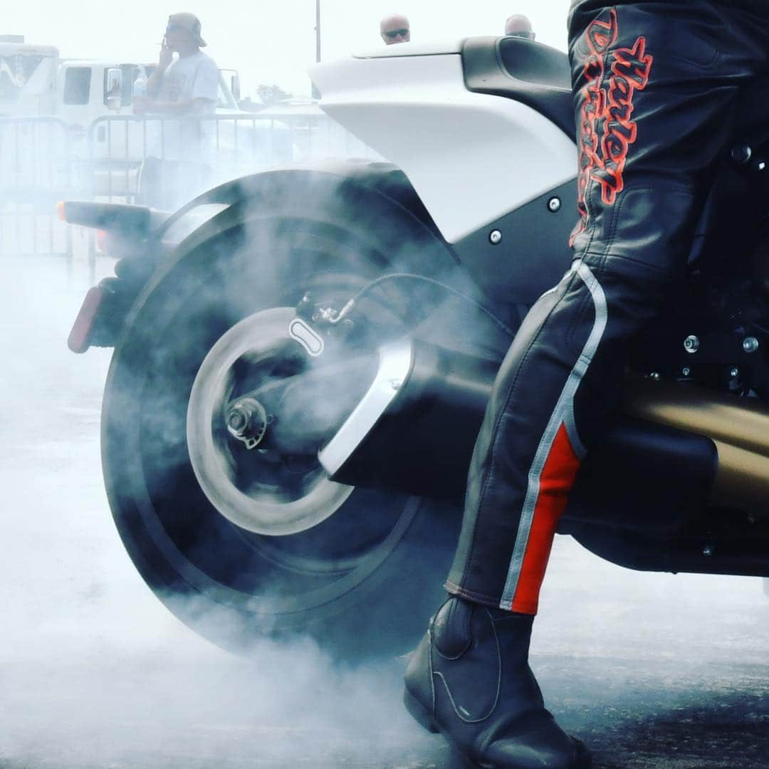 Harley-Davidson Japanさんのインスタグラム写真 - (Harley-Davidson JapanInstagram)「This is it!! #ハーレー #harley #ハーレーダビッドソン #harleydavidson #バイク #bike #オートバイ #motorcycle #FXDR114 #fxdrs #ソフテイル #softail #ミルウォーキーエイト #milwaukeeeight #パフォーマンス #performance #ドラッグレース #dragrace #トルク #torque #2019 #自由 #freedom」4月12日 0時01分 - harleydavidsonjapan